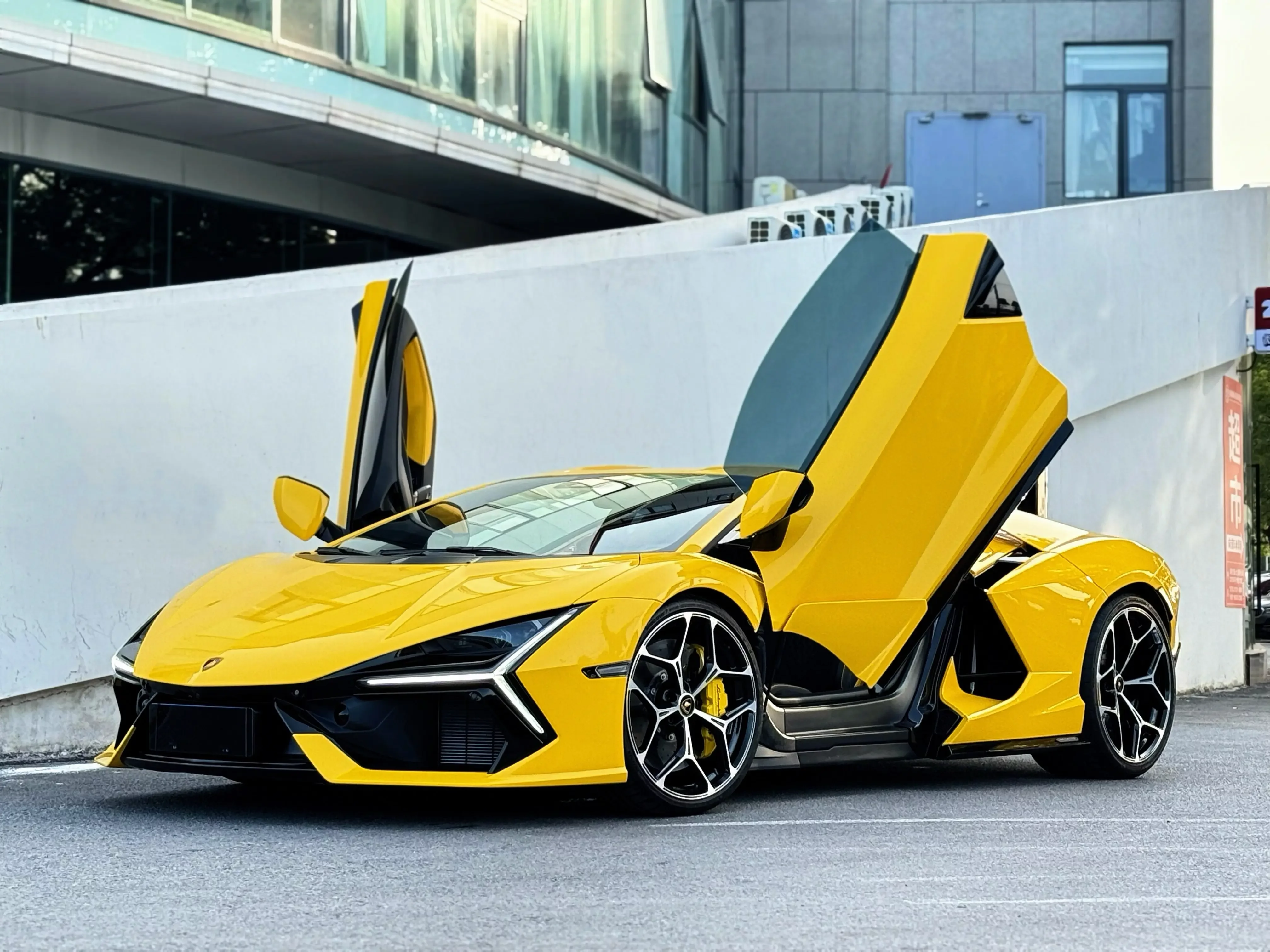 Lamborghini Revuelto  из Китая