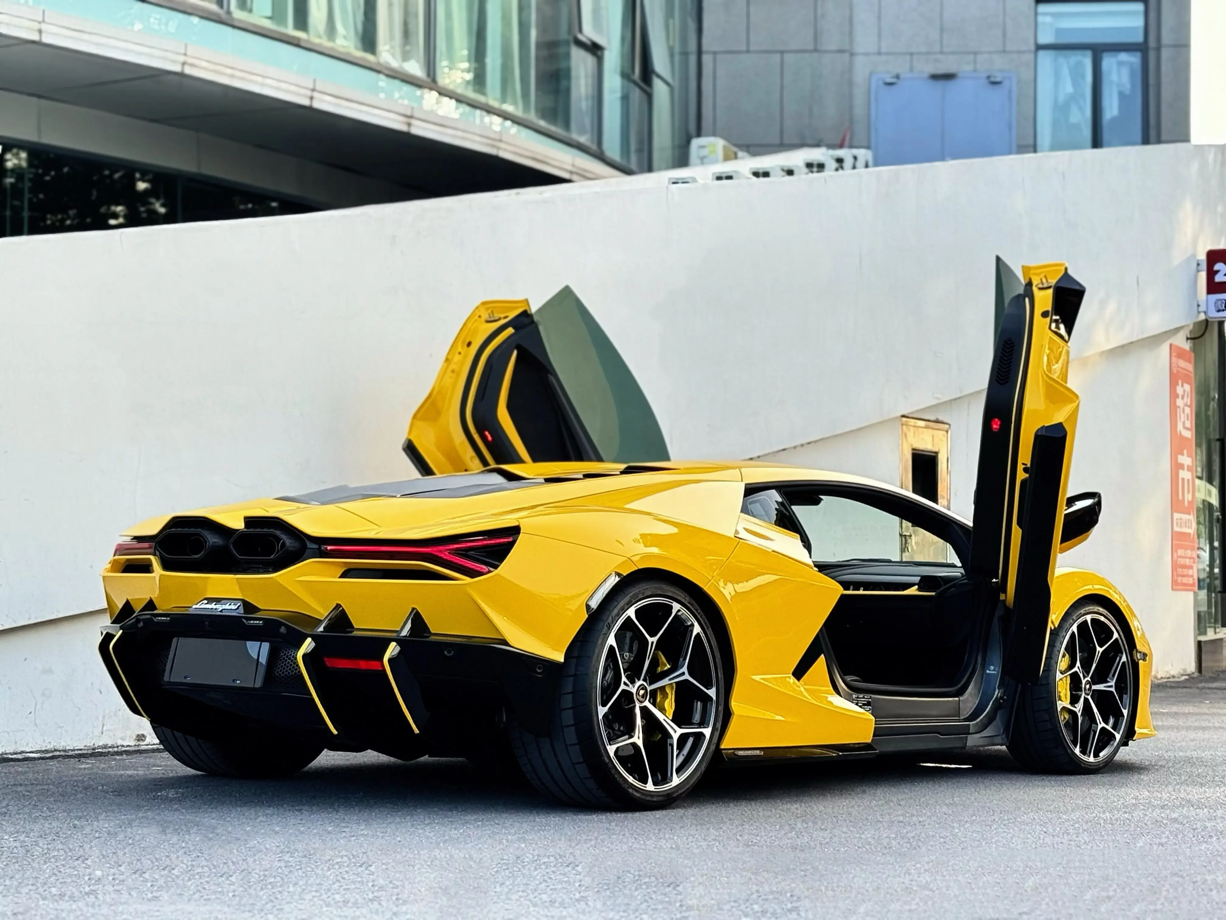 Lamborghini Revuelto  из Китая
