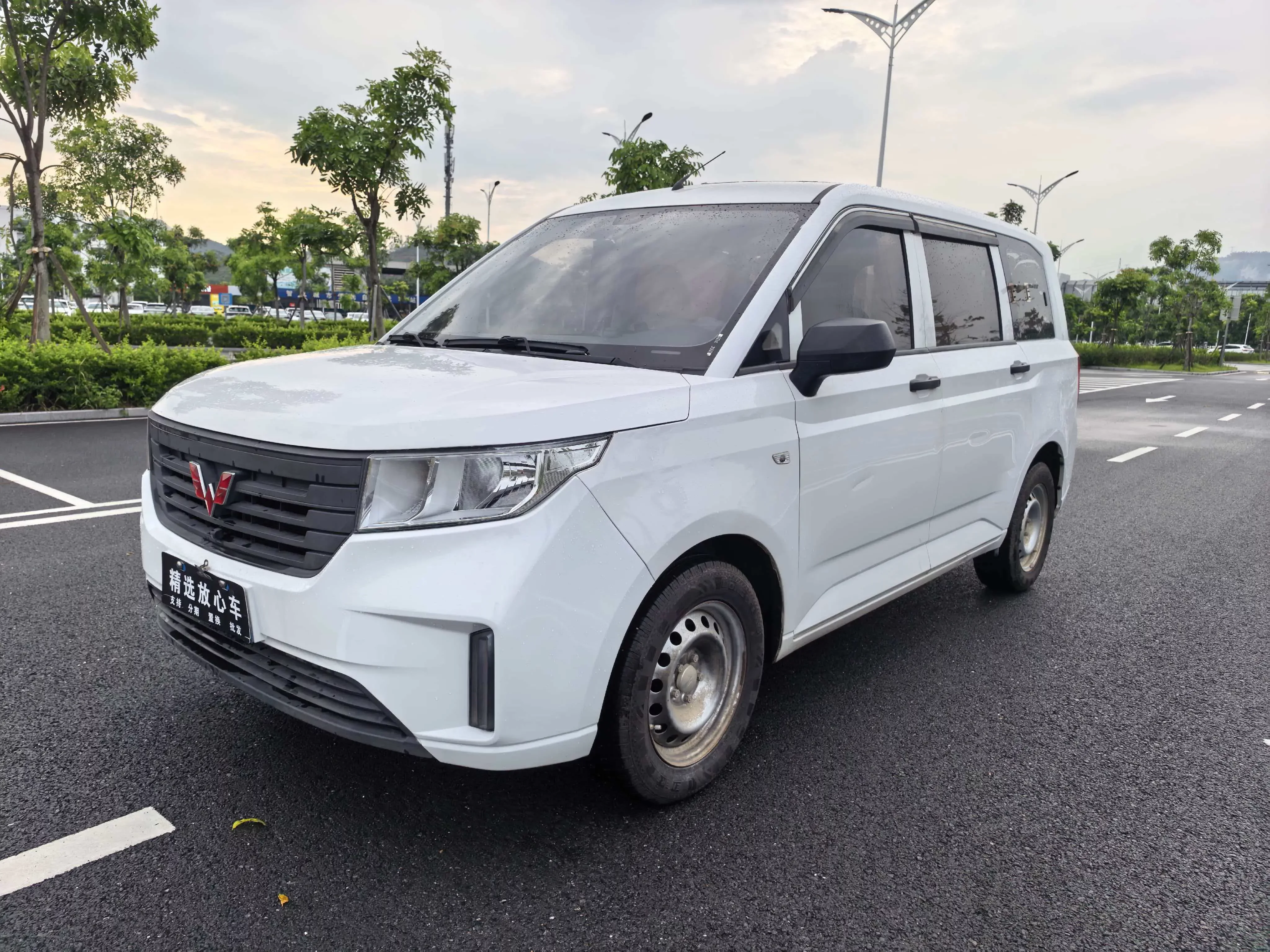 Wuling Hongguang PLUS