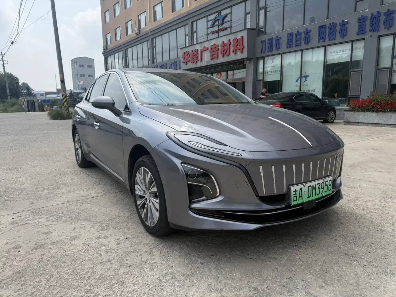 Hongqi E-QM5