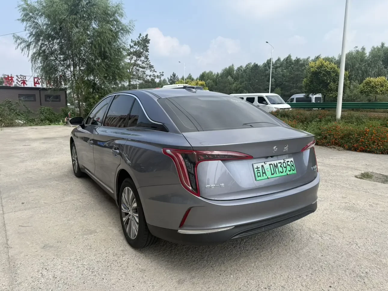 Hongqi E-QM5