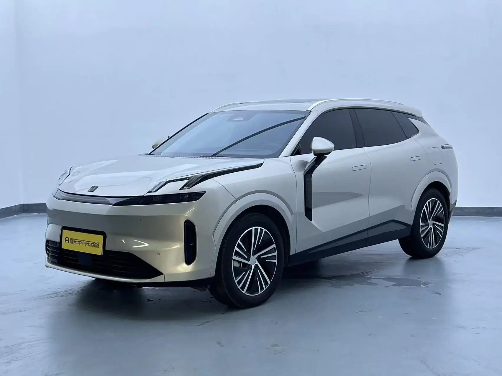 Lynk & Co 08 EM-P