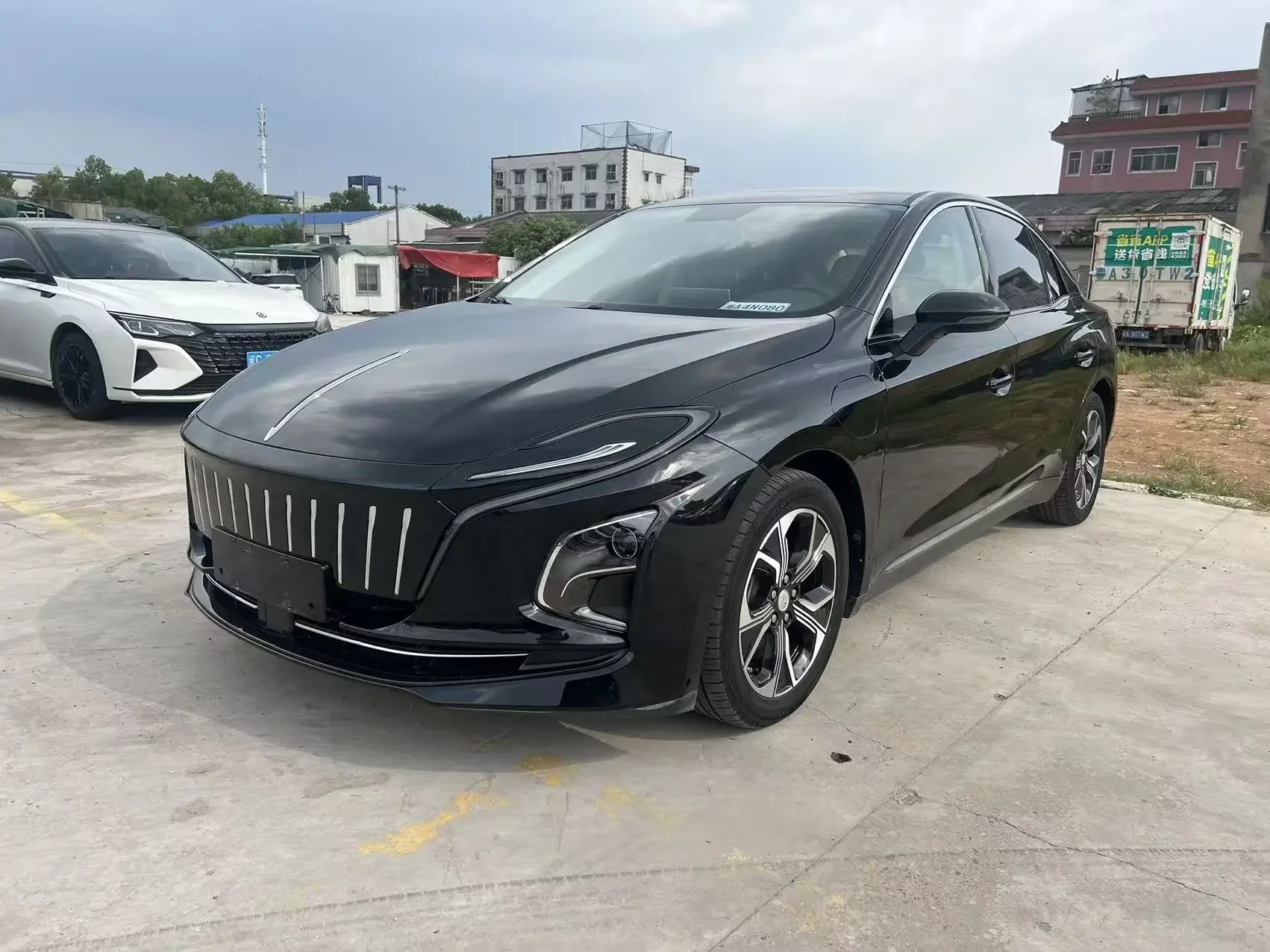 Hongqi E-QM5  из Китая