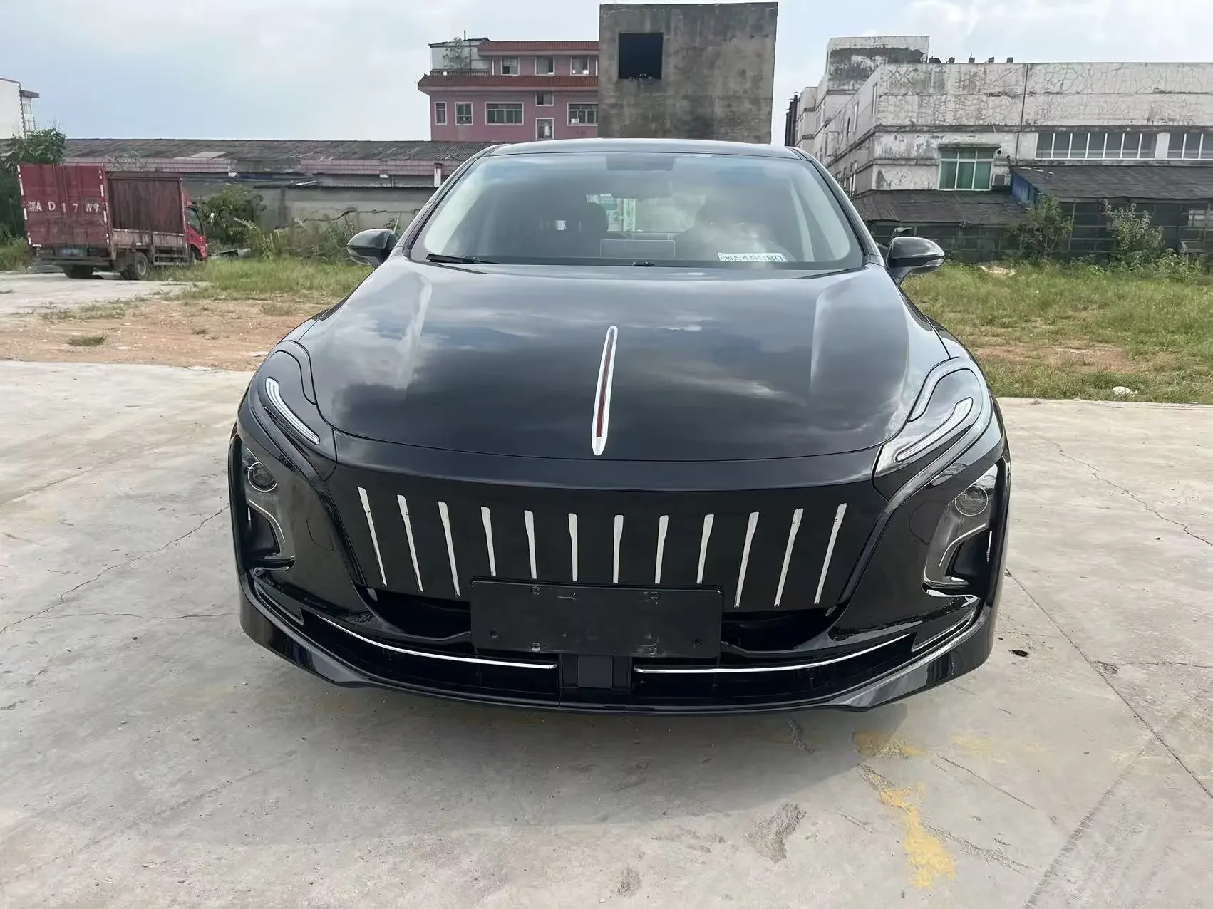 Hongqi E-QM5  из Китая