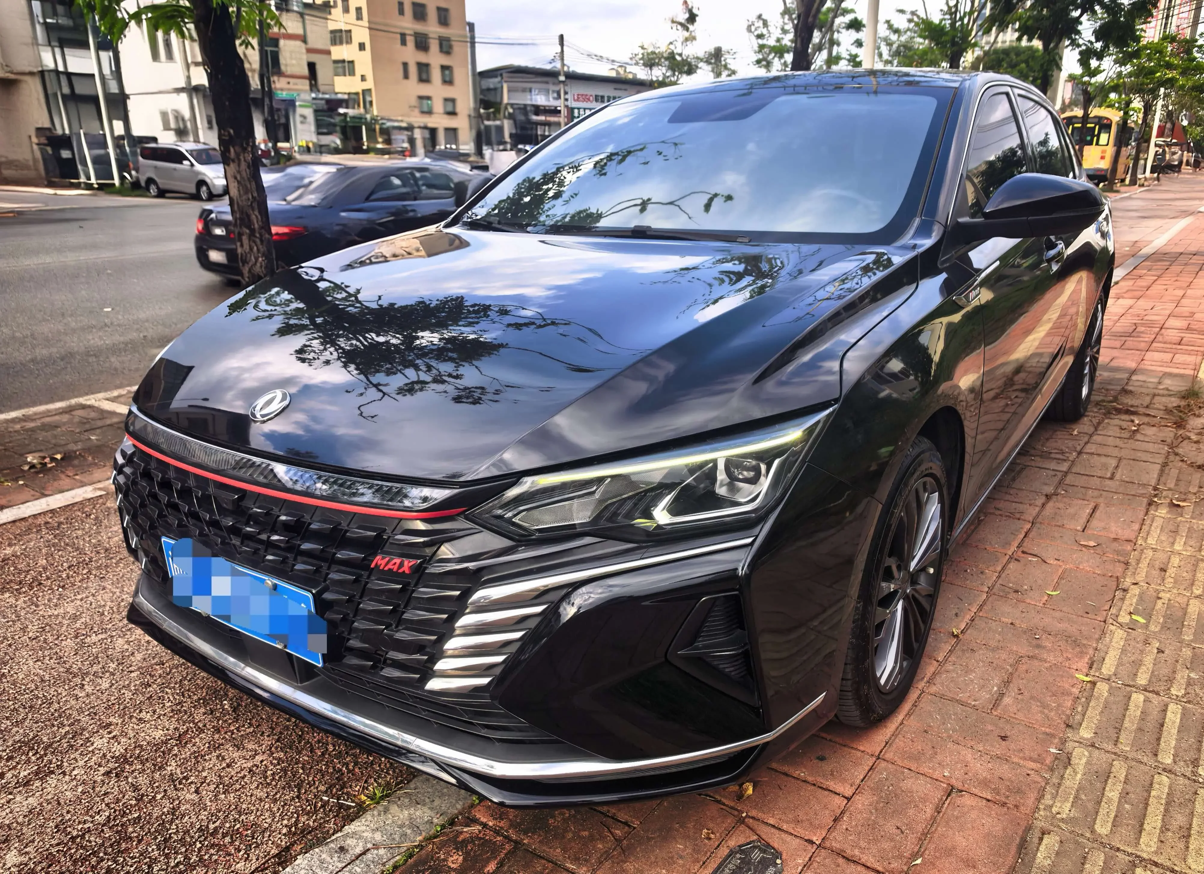 Dongfeng Yixuan MAX  из Китая