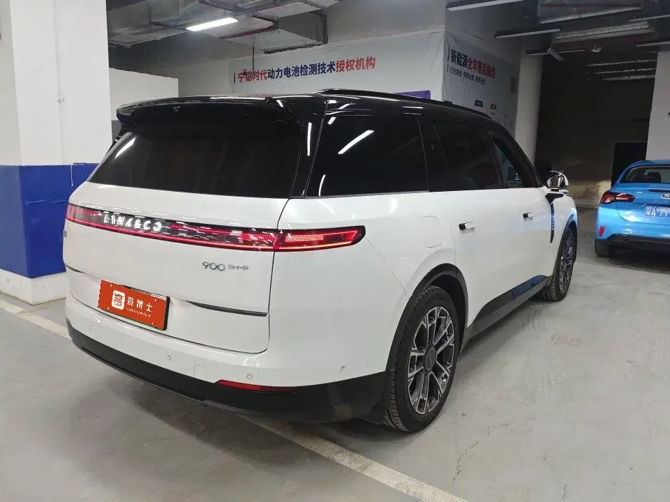 Lynk & Co 900