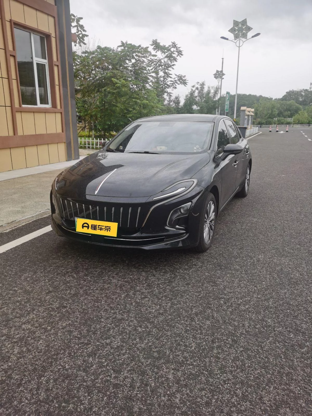 Hongqi E-QM5