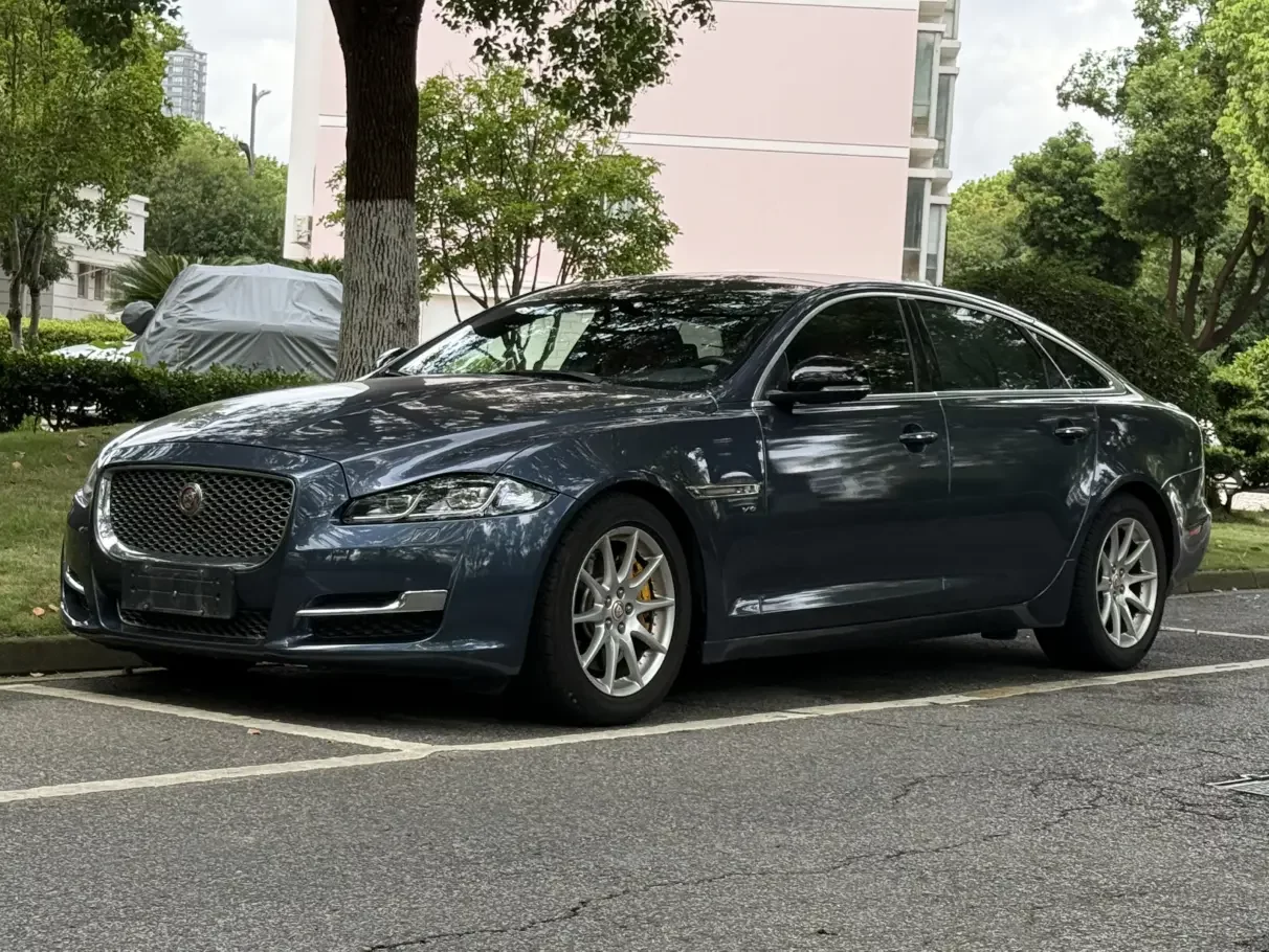 Jaguar XJ