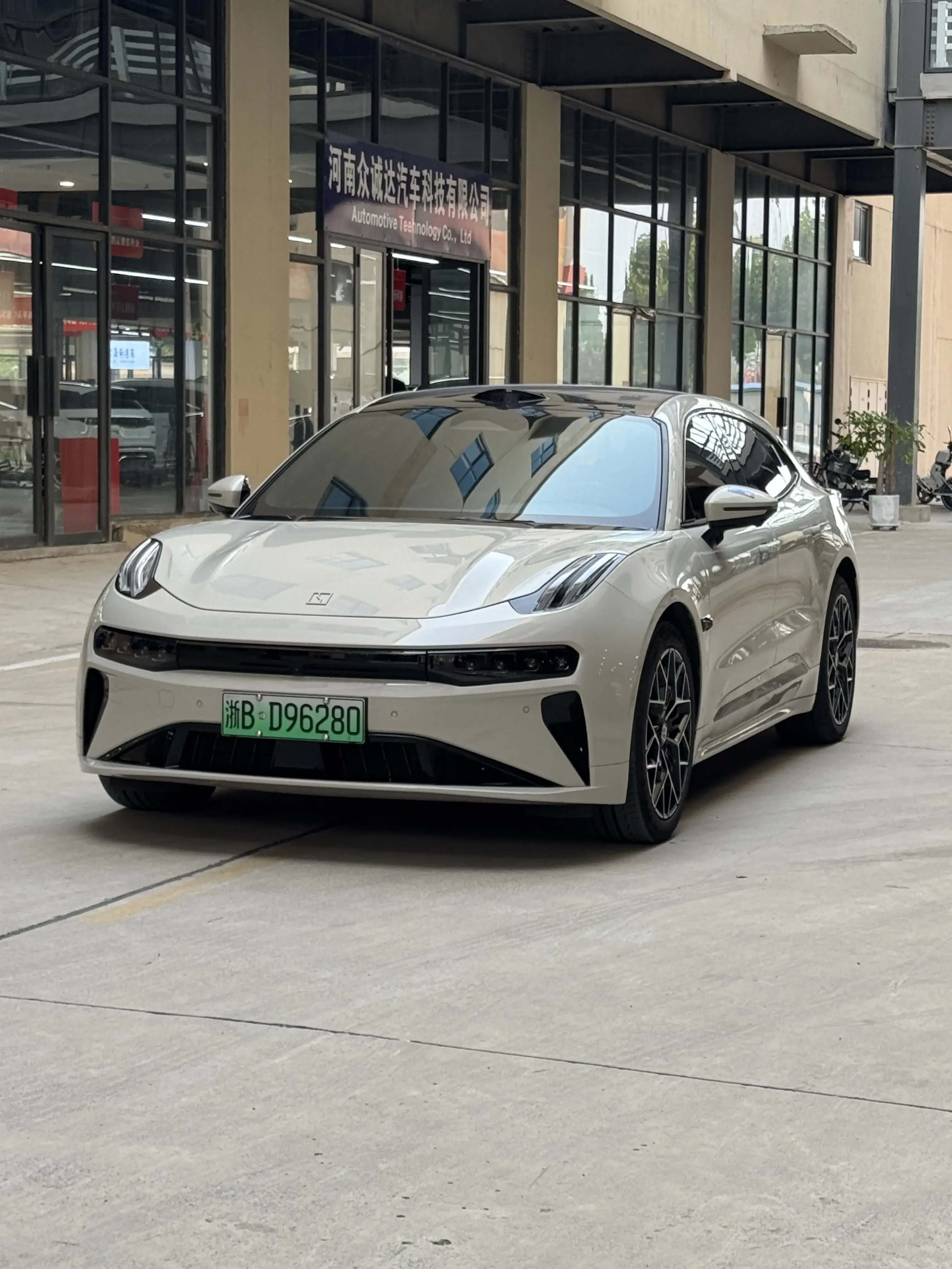 ZEEKR 001
