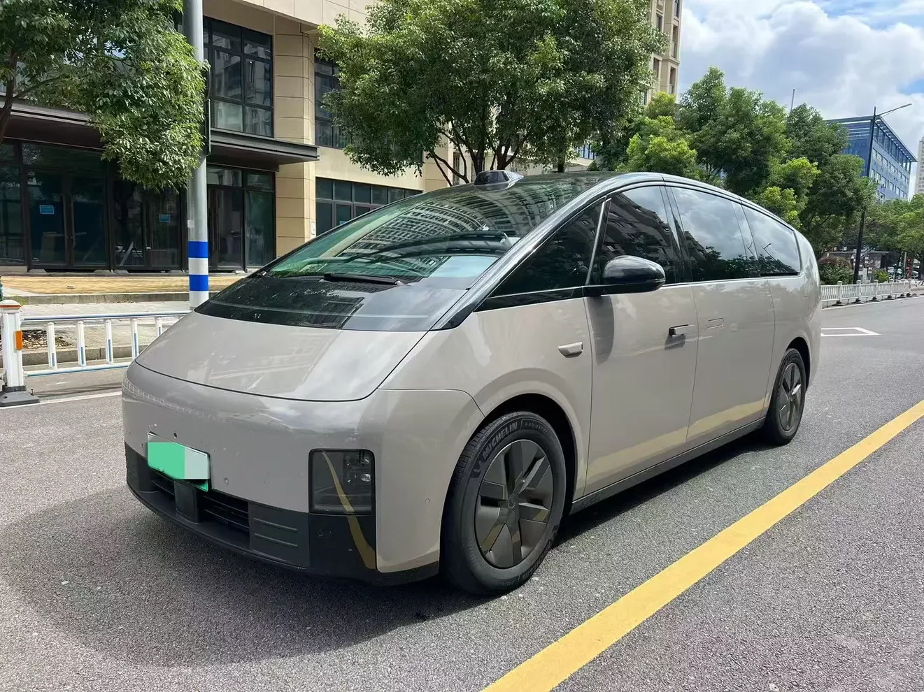 Lixiang MEGA