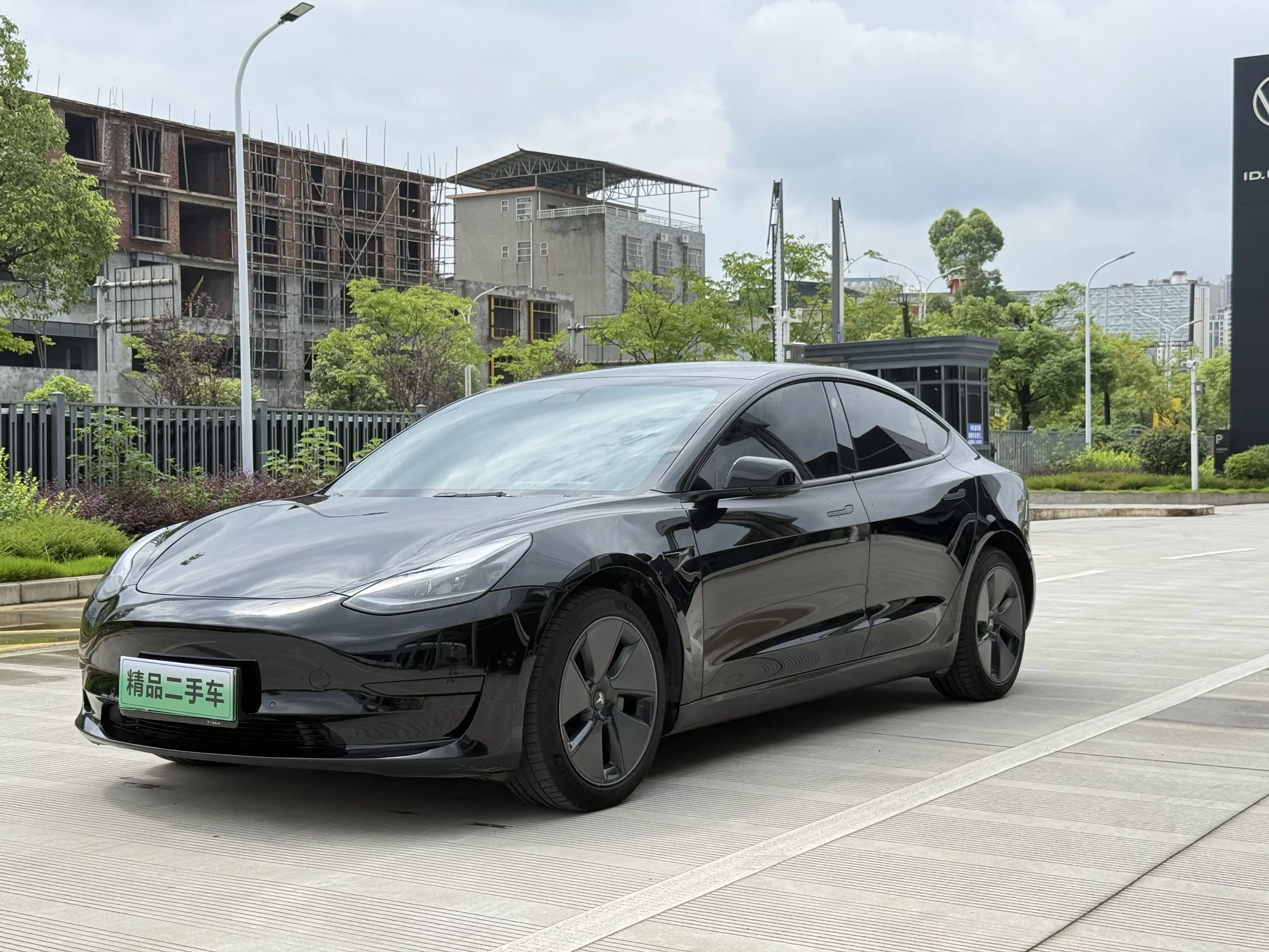 TESLA MODEL 3