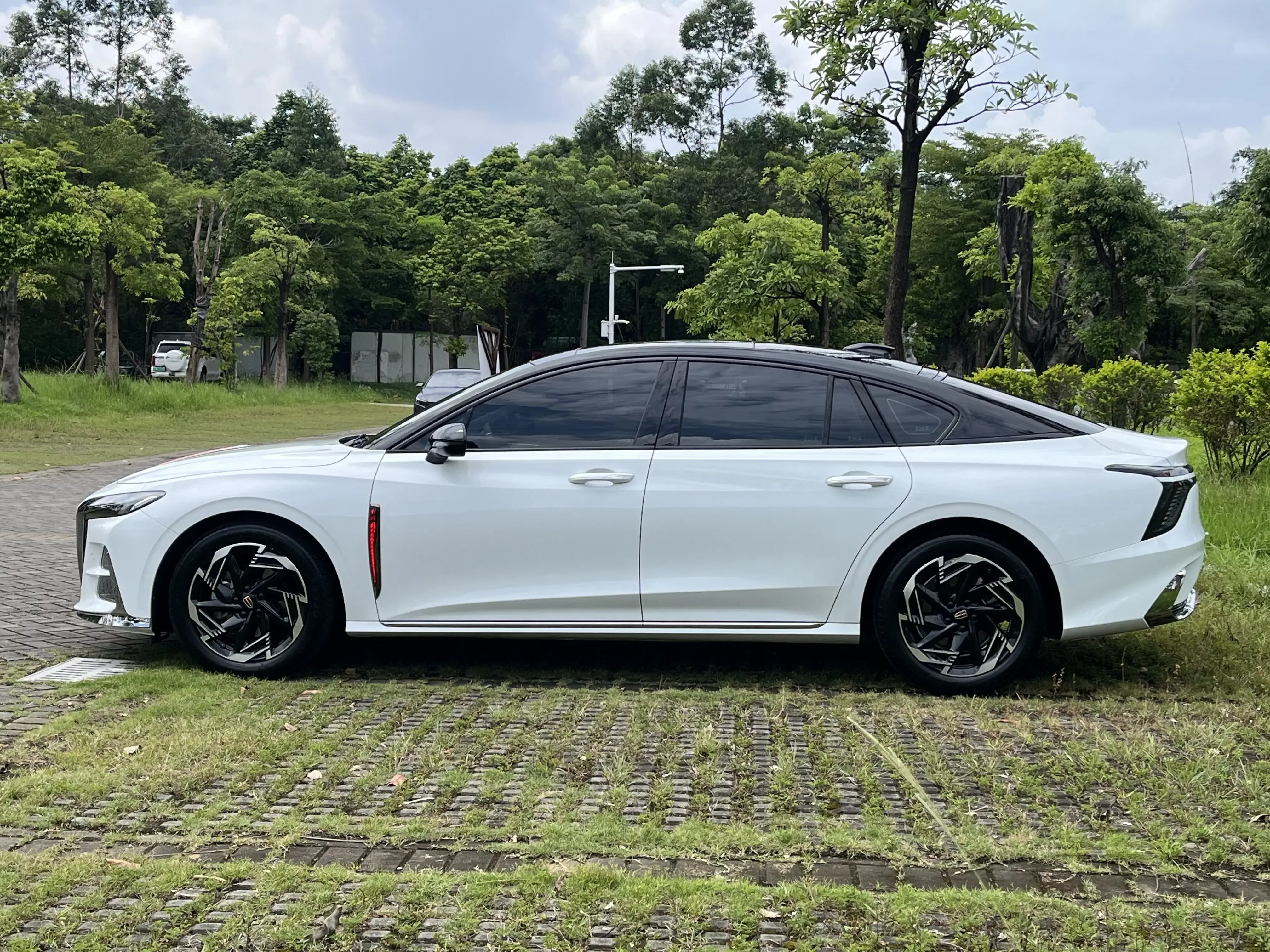 Hongqi H6