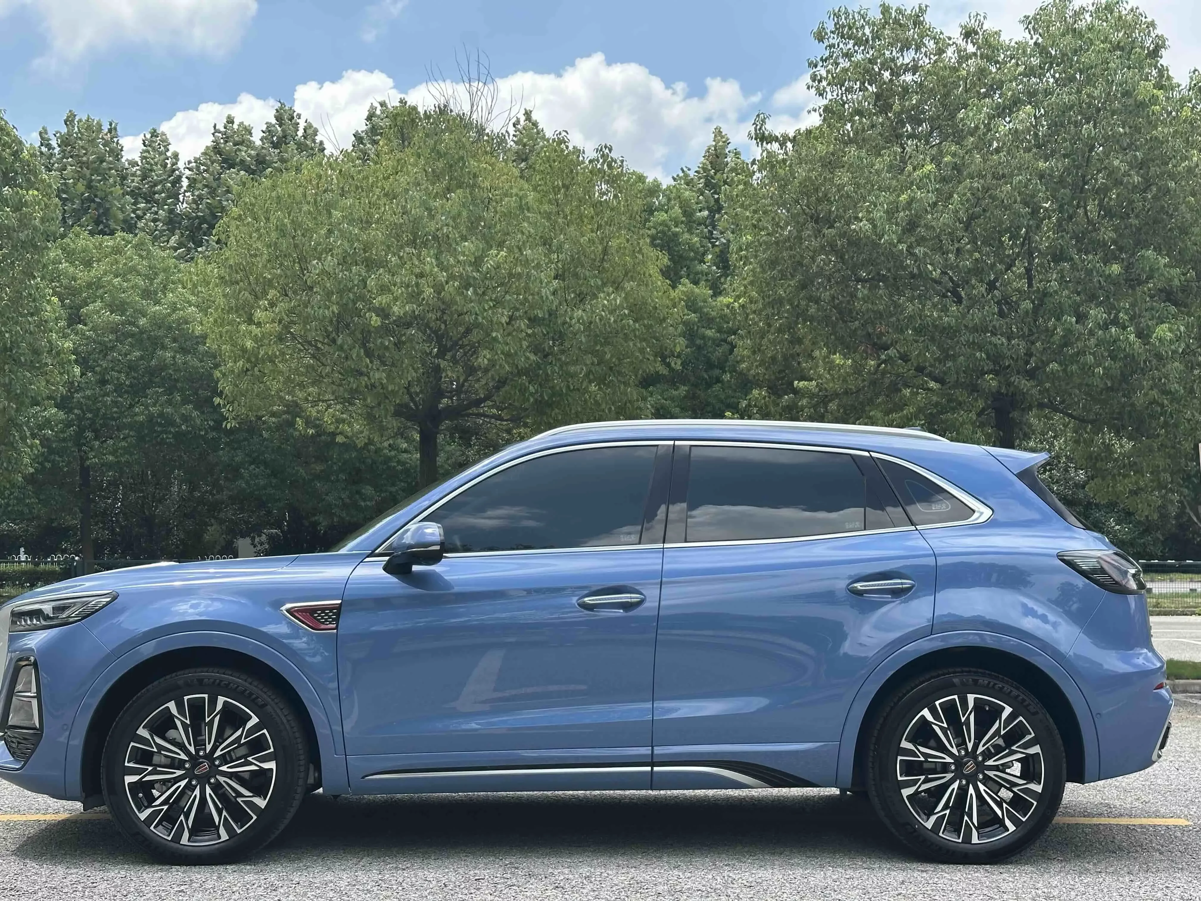 Hongqi HS5