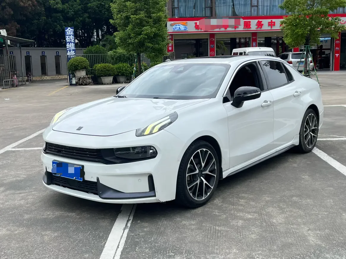 Lynk & Co 03