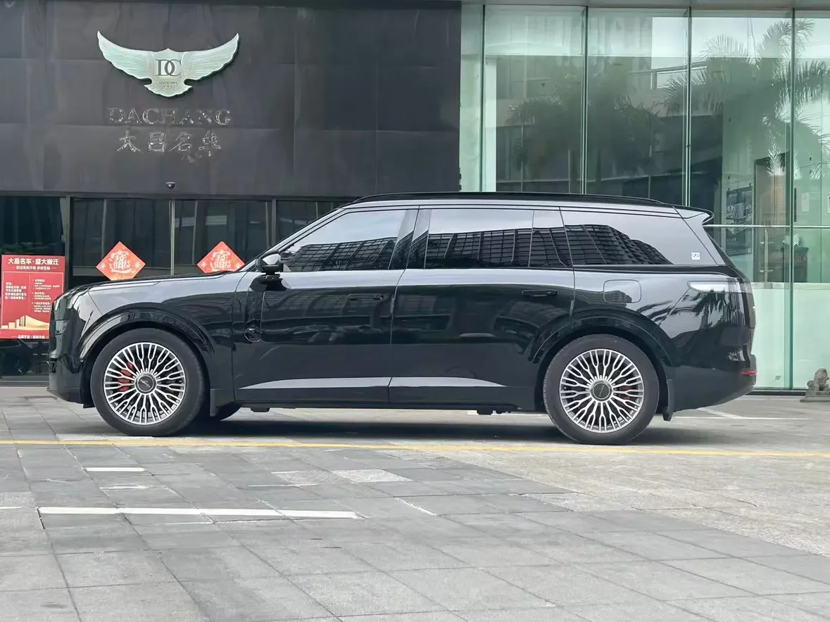 Lynk & Co 900