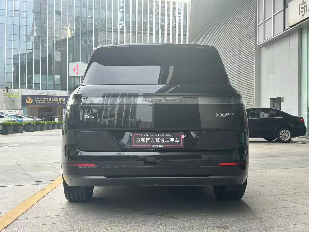Lynk & Co 900