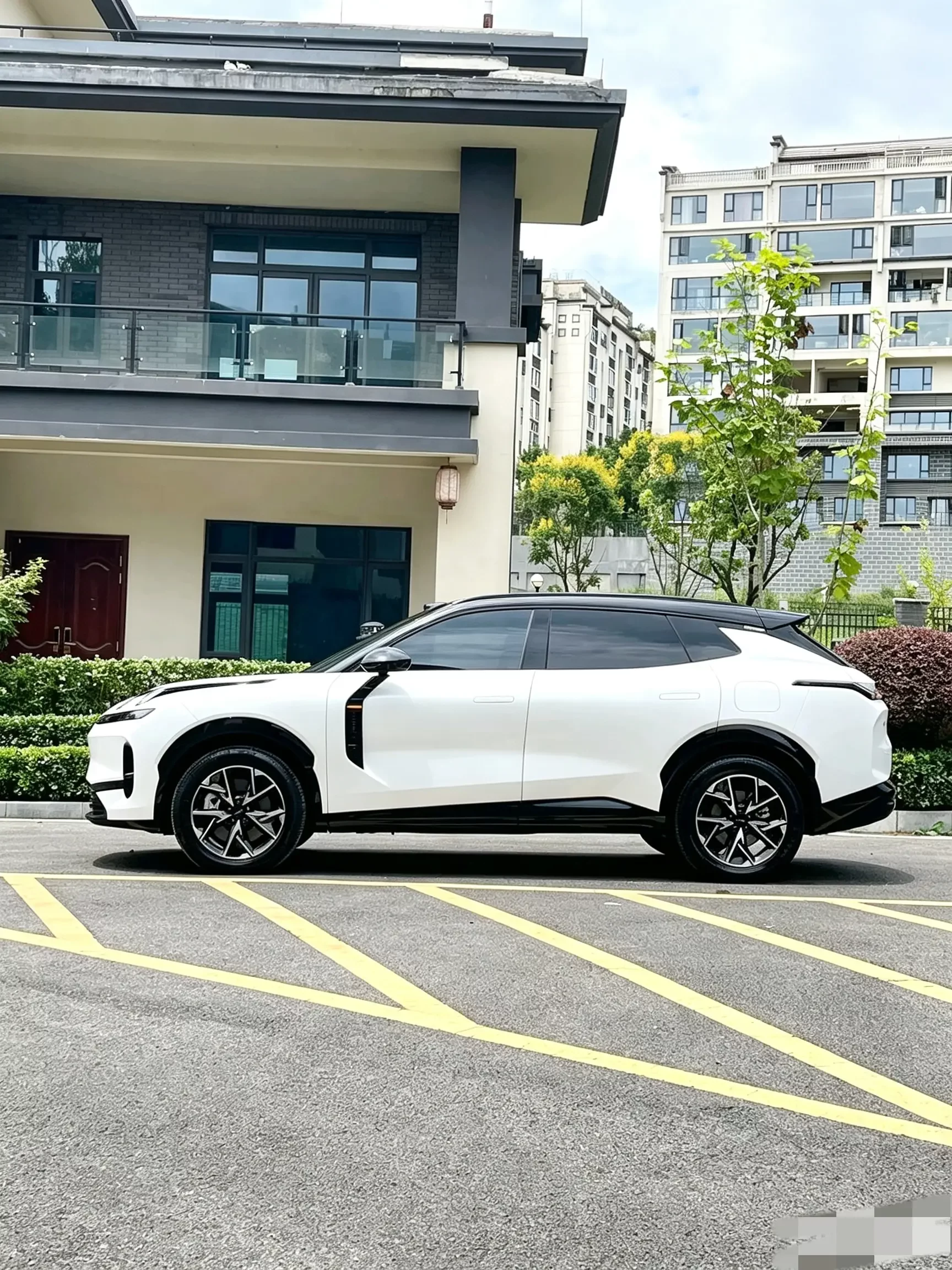 Lynk & Co 08 EM-P