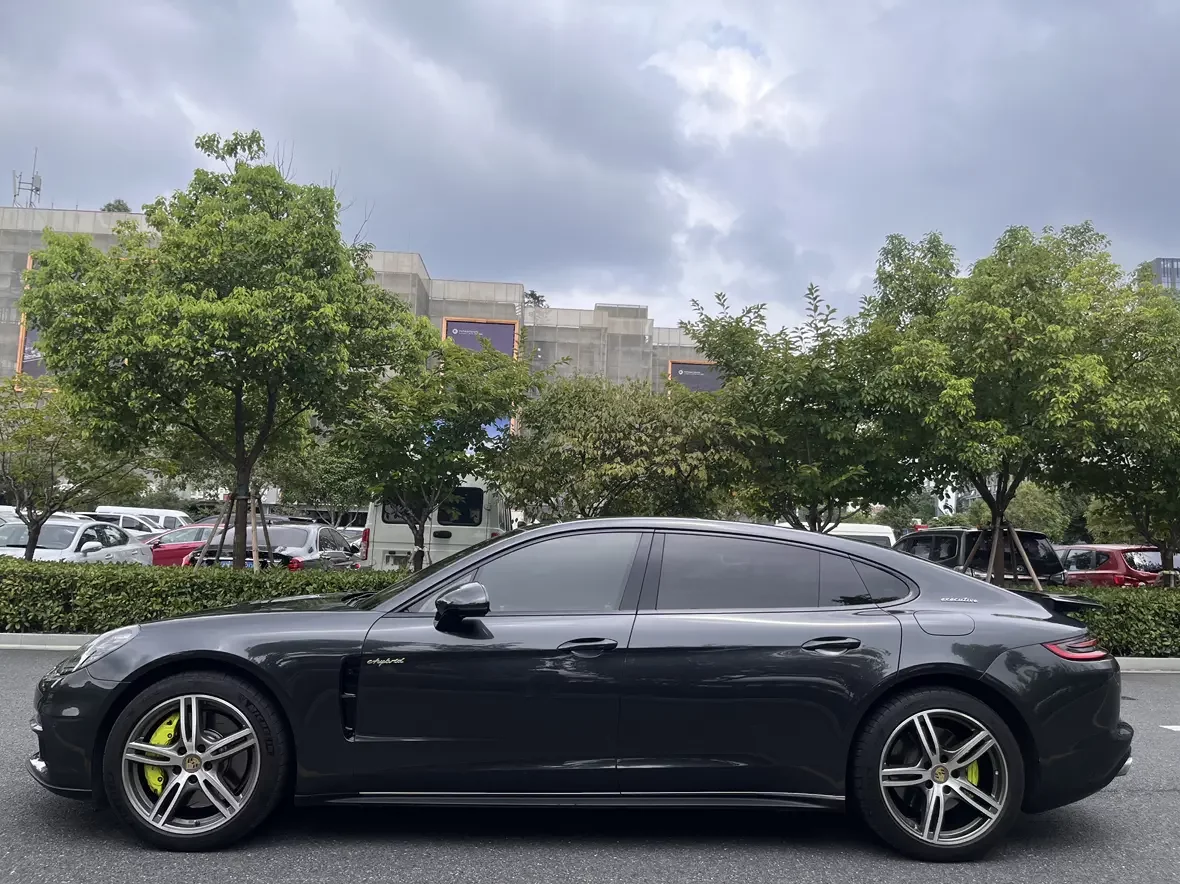 Porsche Panamera E-Hybrid  из Китая