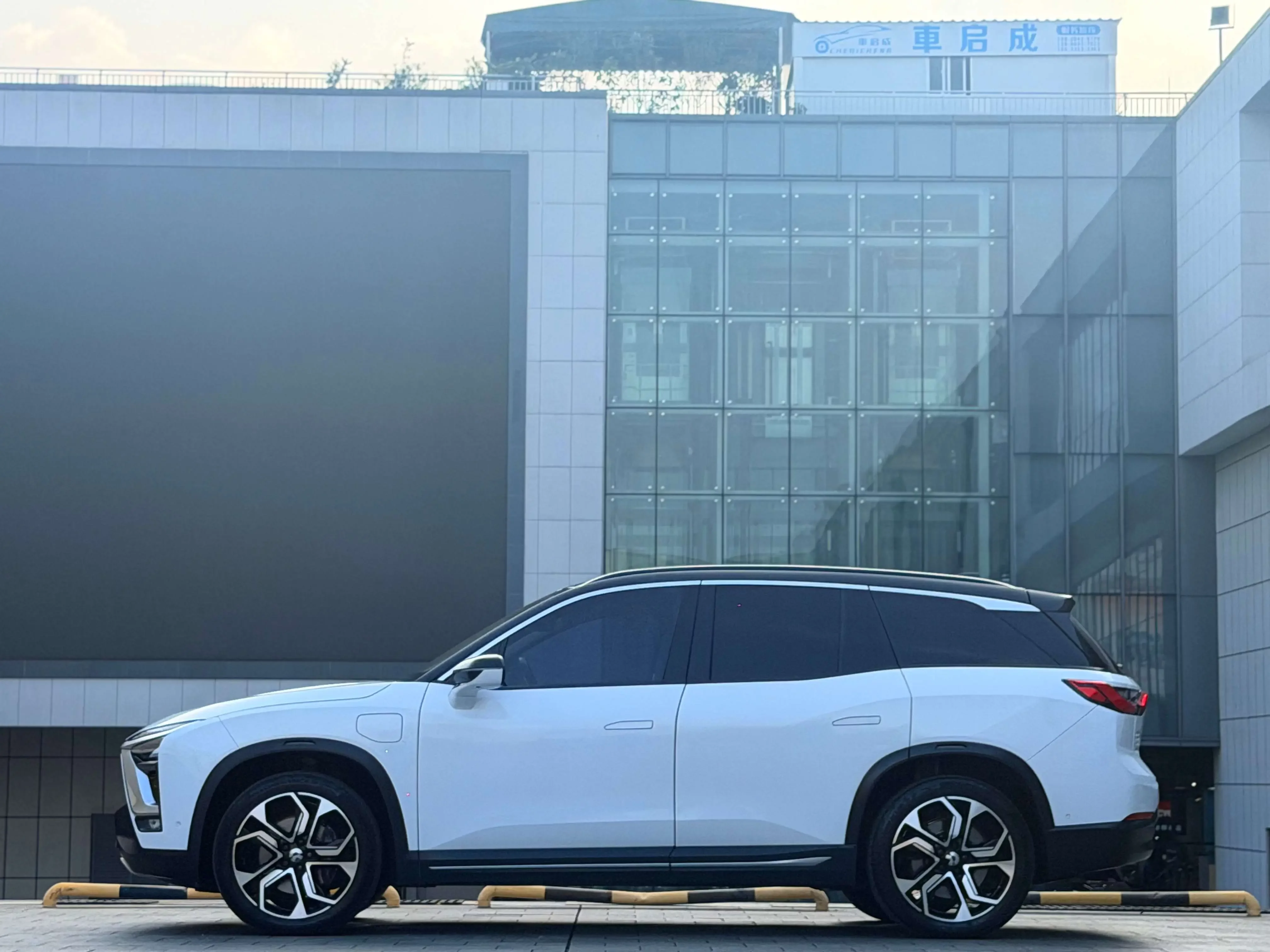 NIO ES8