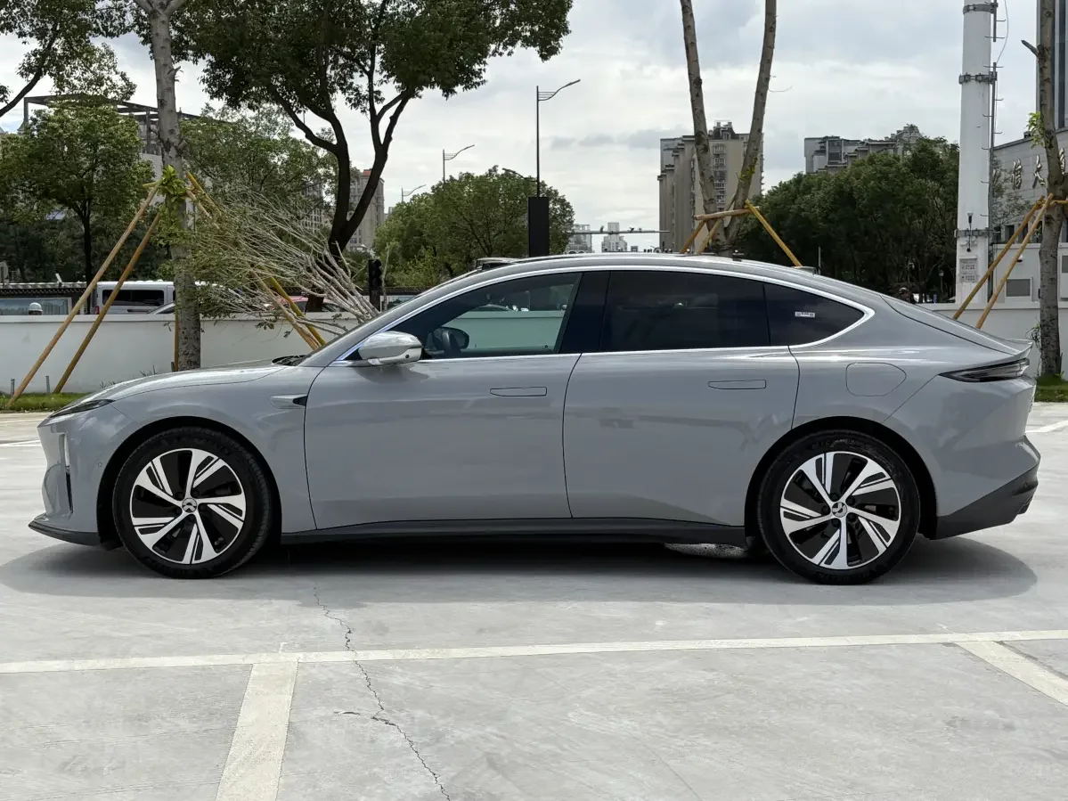 NIO ET5
