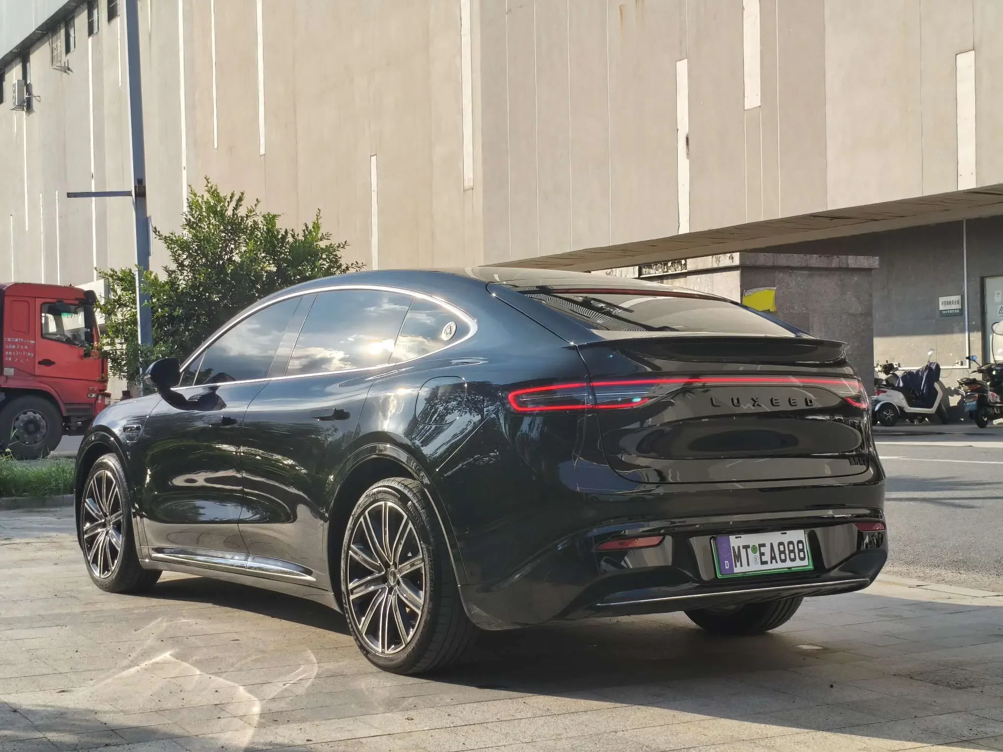 Luxeed Zhijie R7