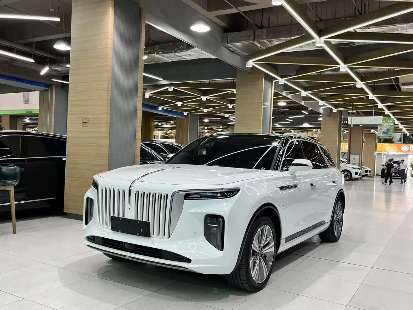 Hongqi E-HS9  из Китая