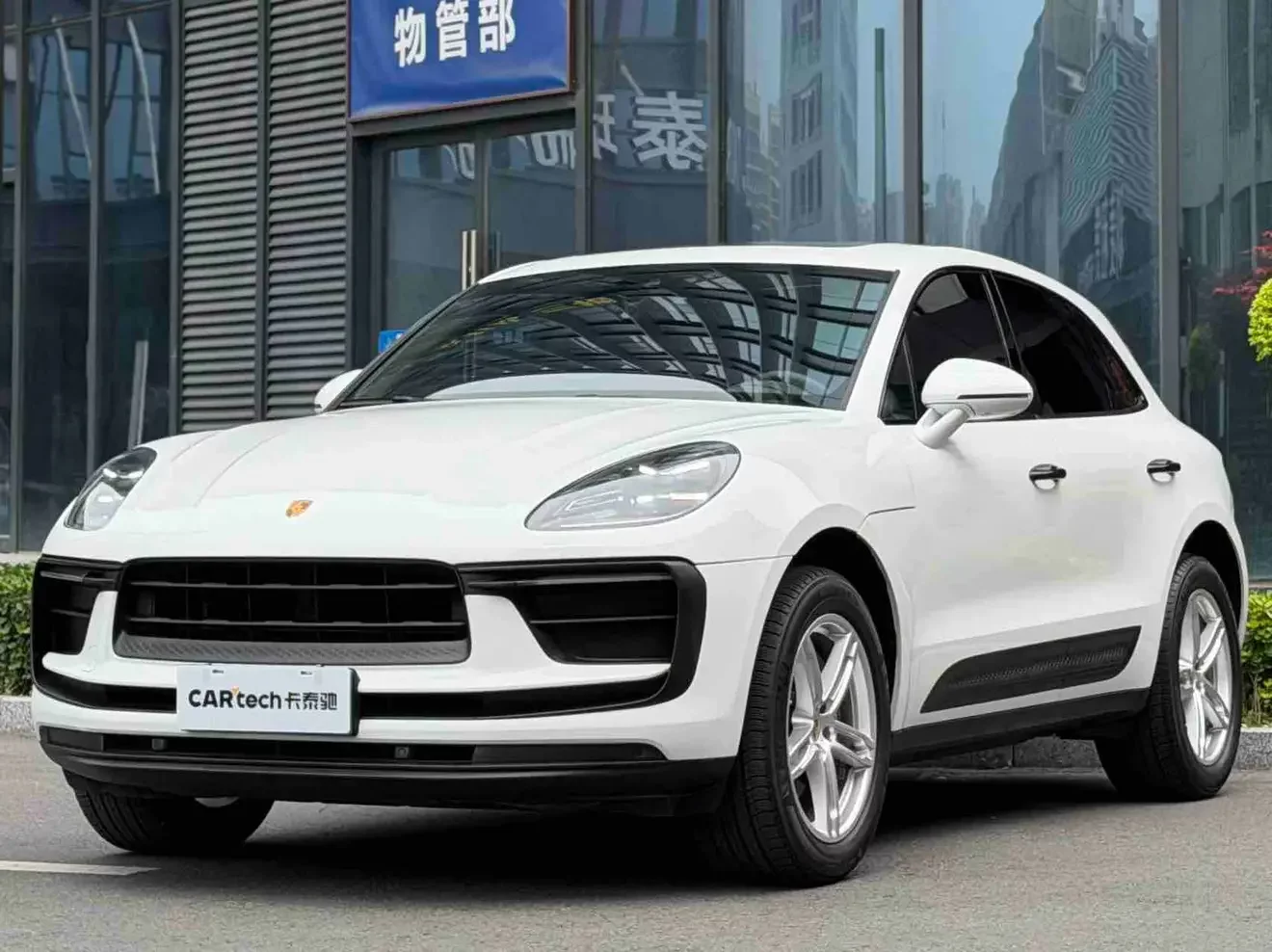 PORSCHE MACAN