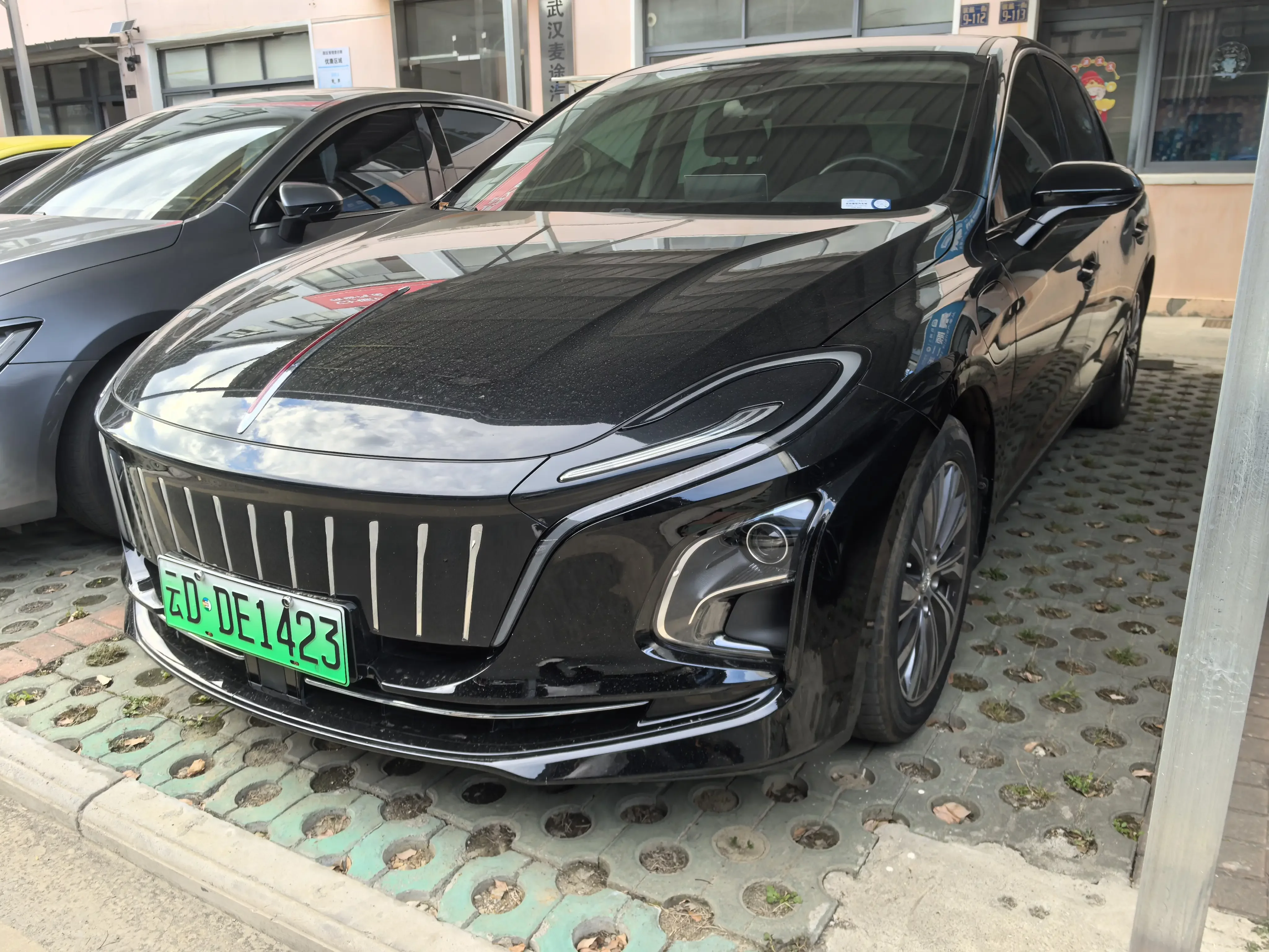 Hongqi E-QM5