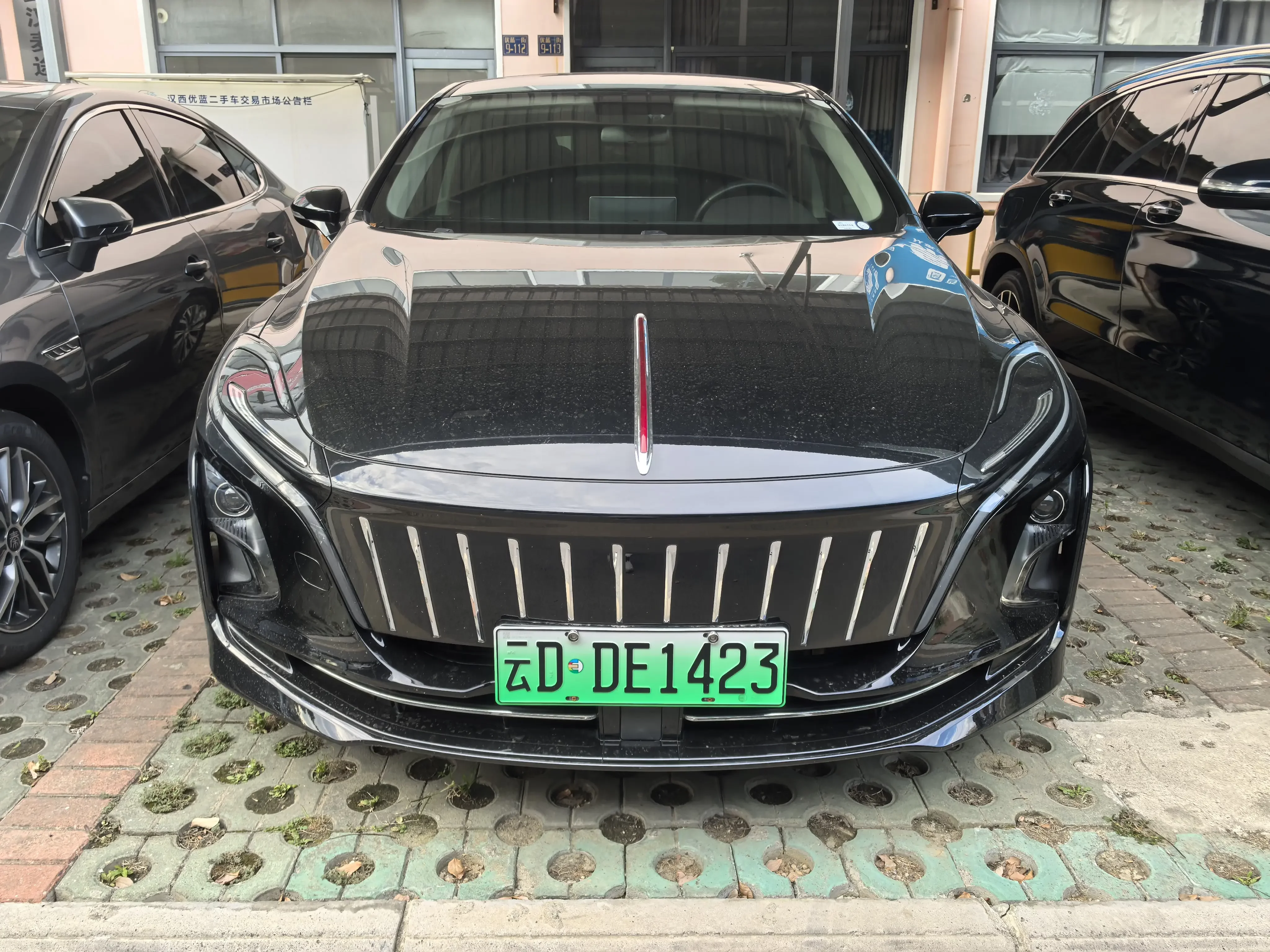 Hongqi E-QM5