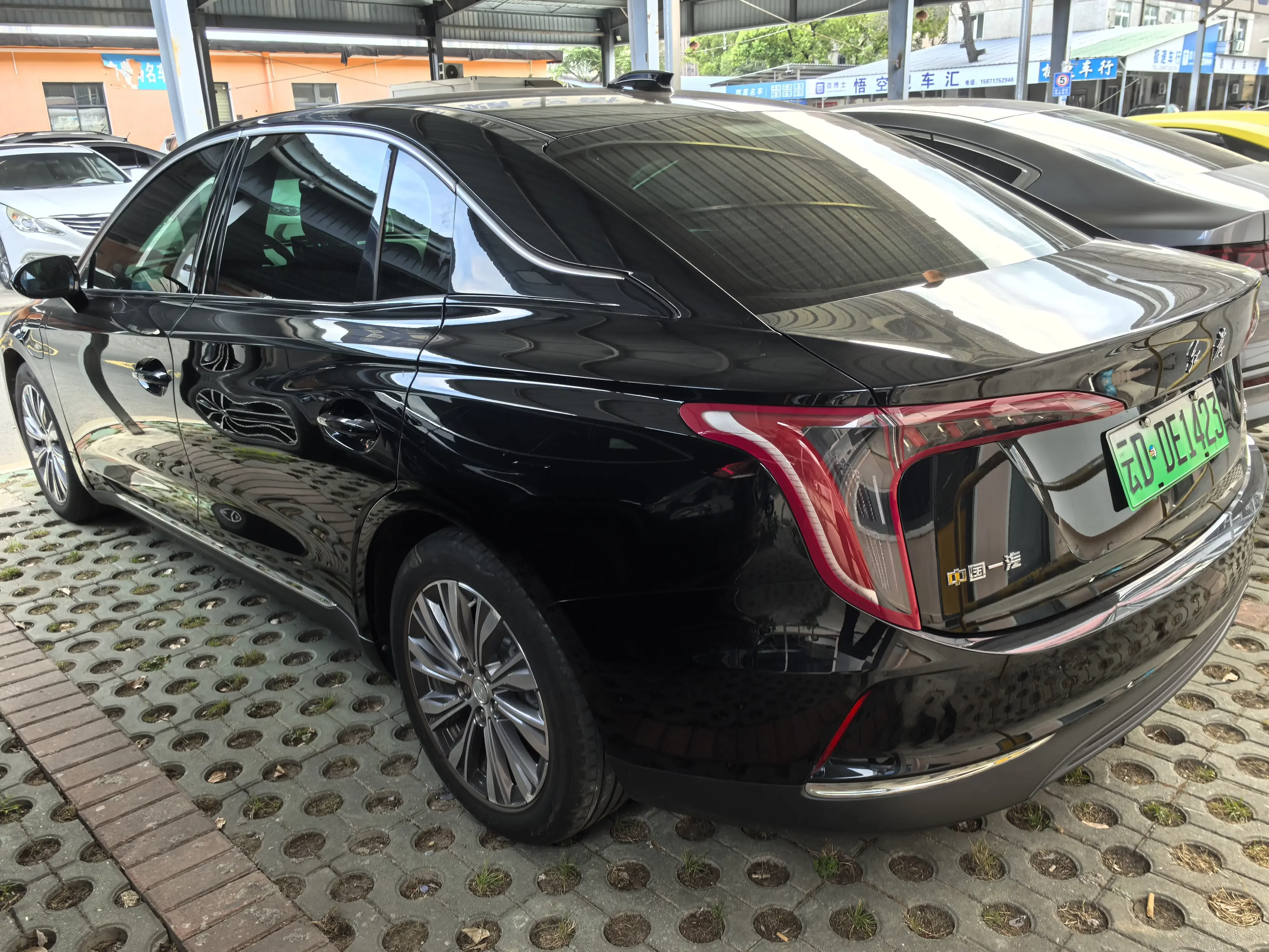Hongqi E-QM5