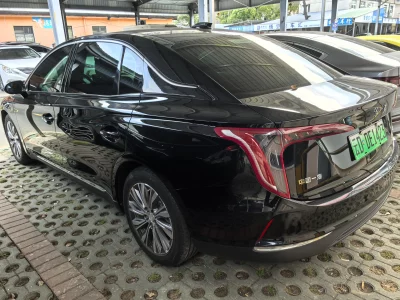Hongqi E-QM5