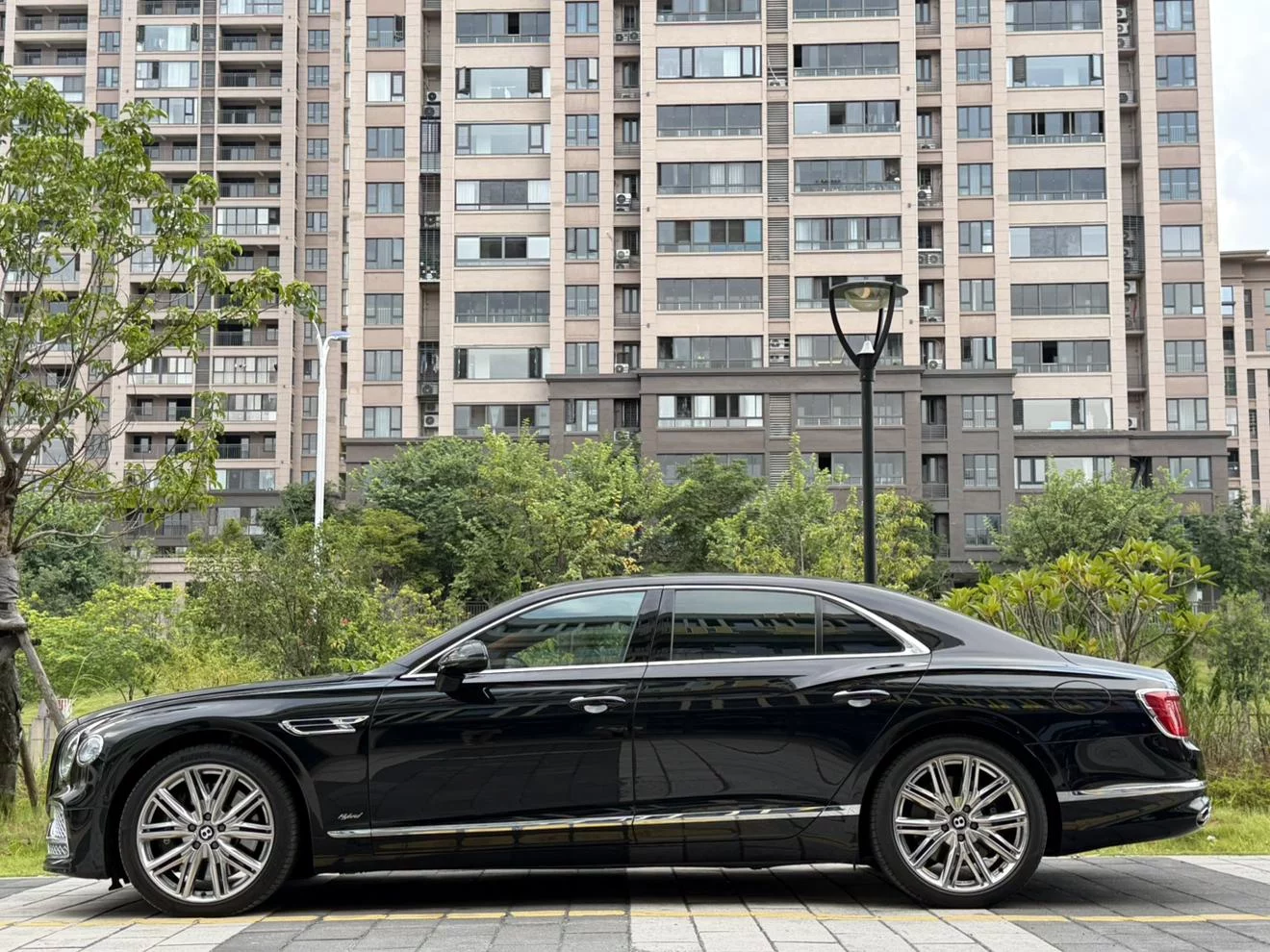 Bentley Flying Spur PHEV  из Китая