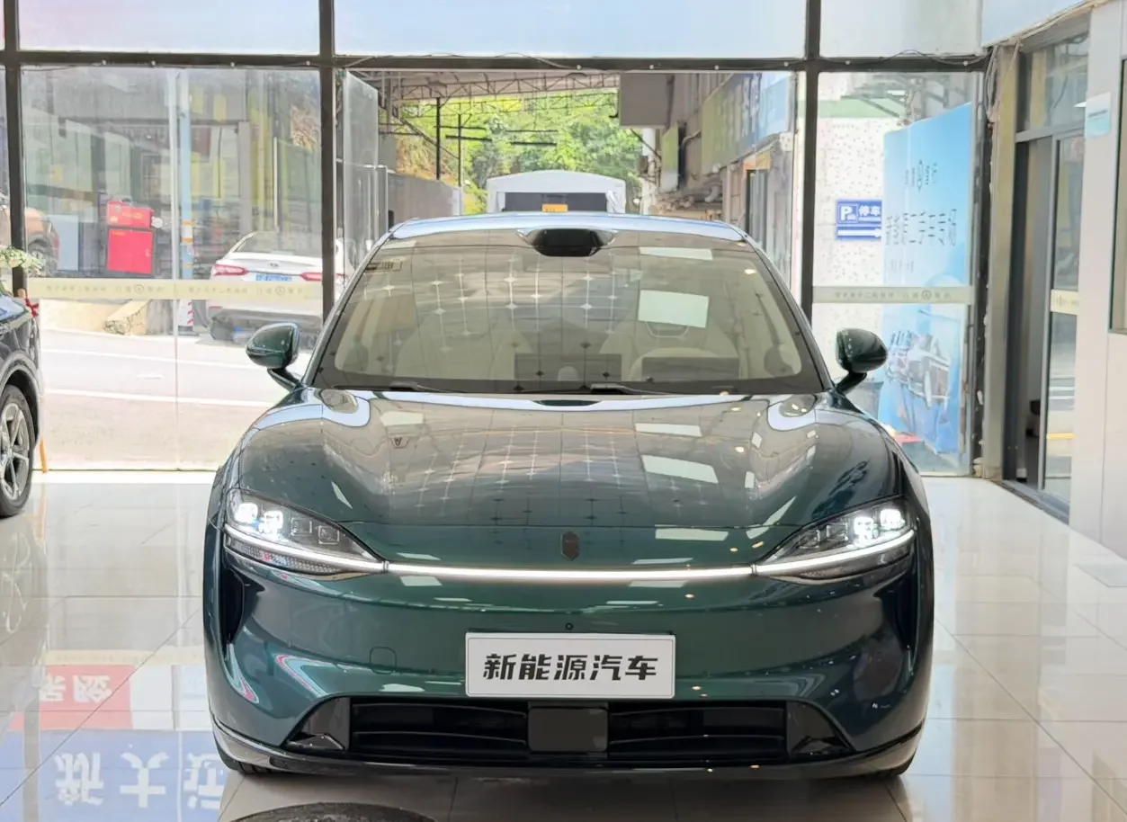 Luxeed Zhijie R7