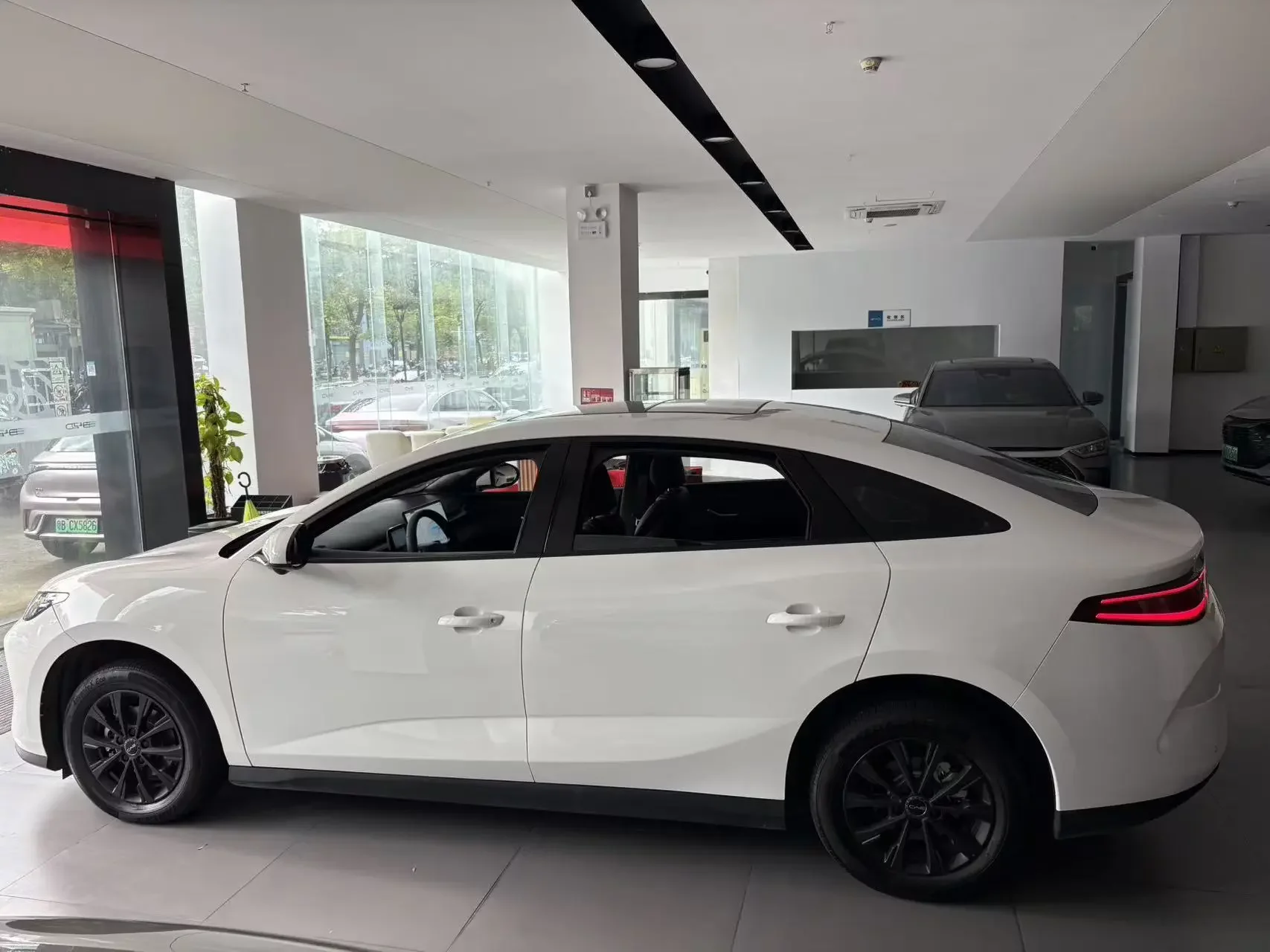 BYD e7