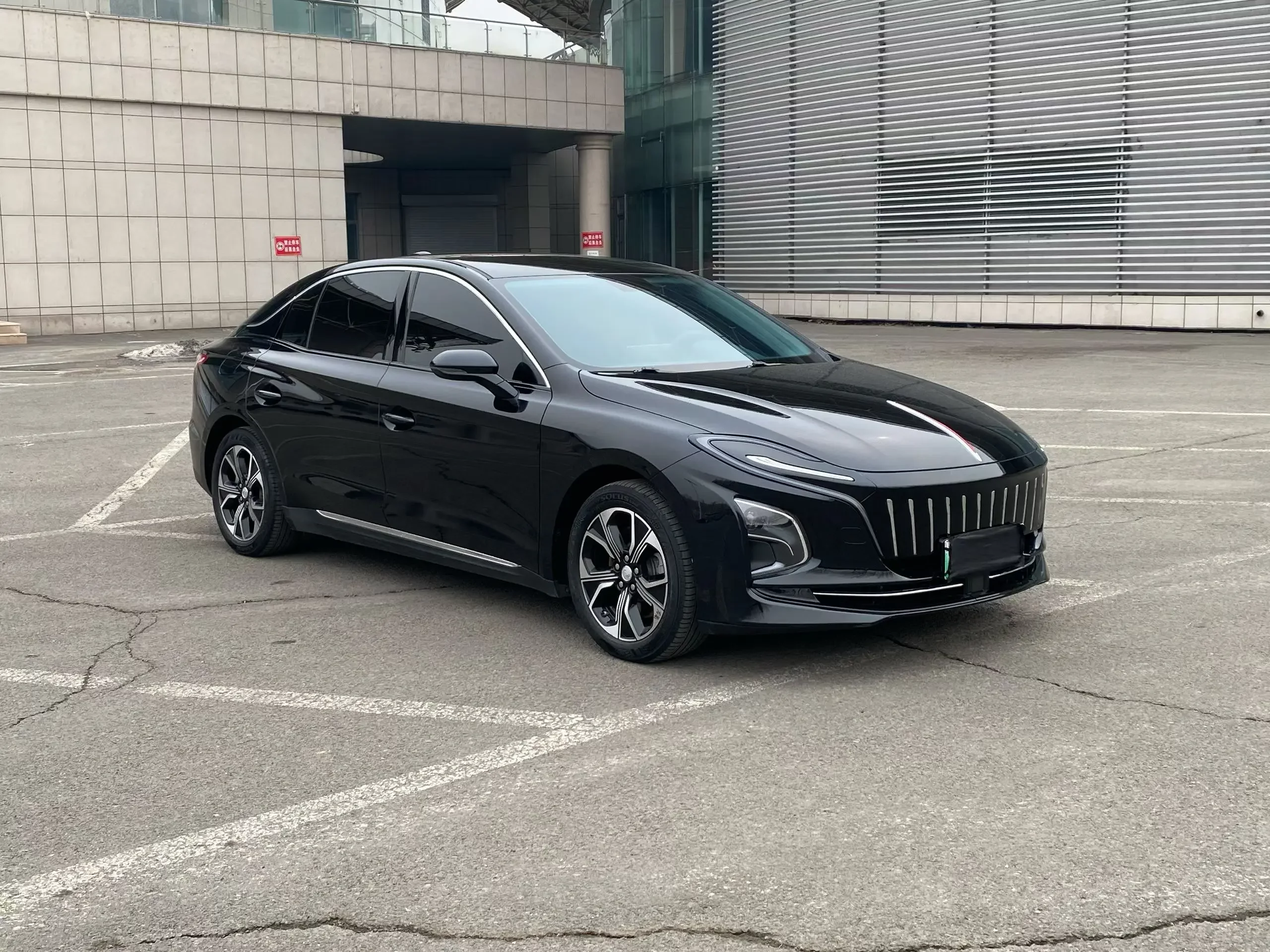 Hongqi E-QM5