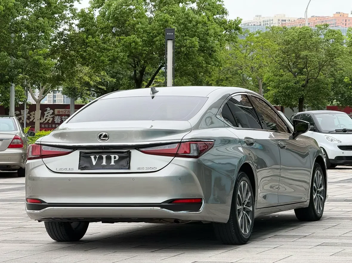 Lexus ES