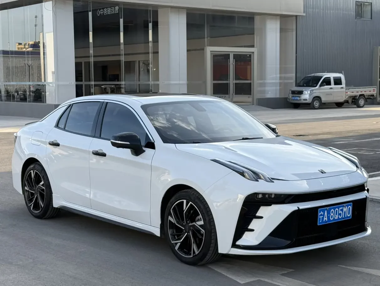 Lynk & Co 03
