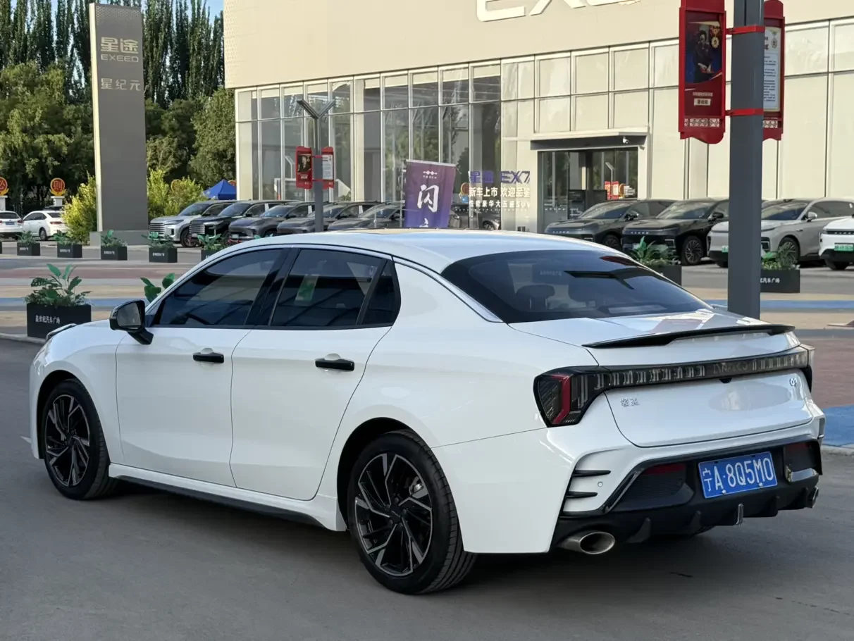 Lynk & Co 03