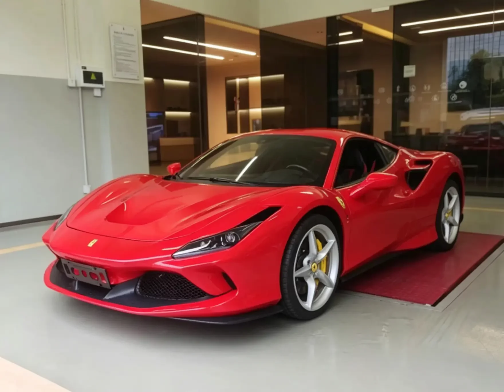 FERRARI F8