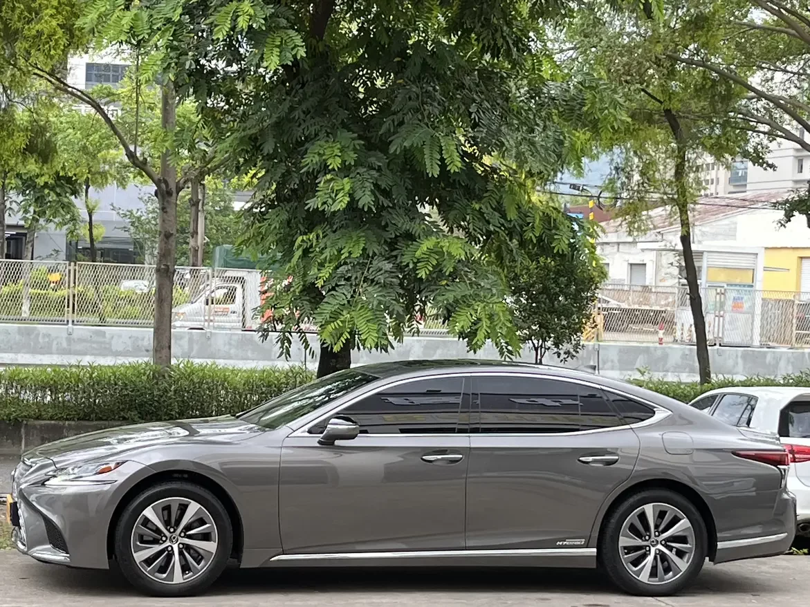 Lexus LS