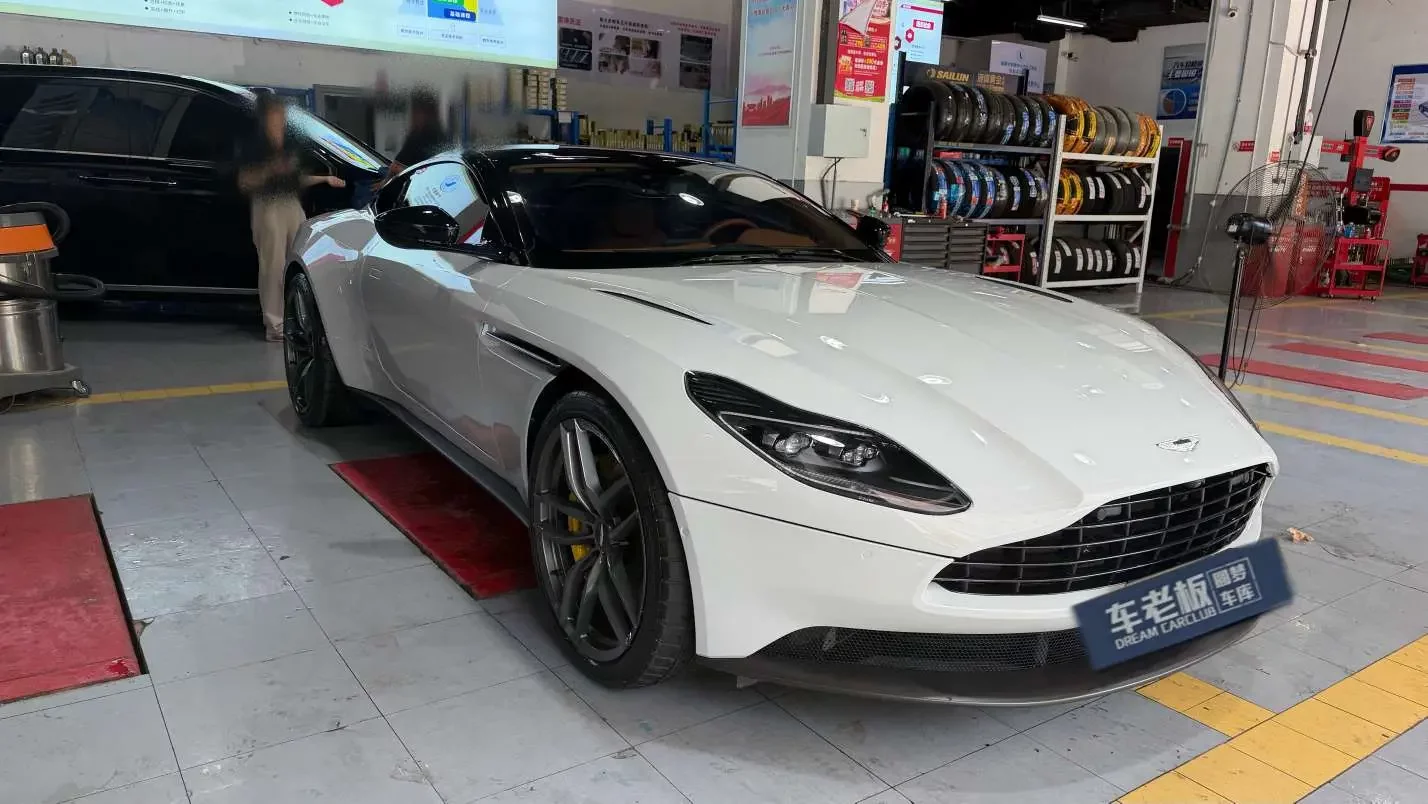 Aston Martin DB11