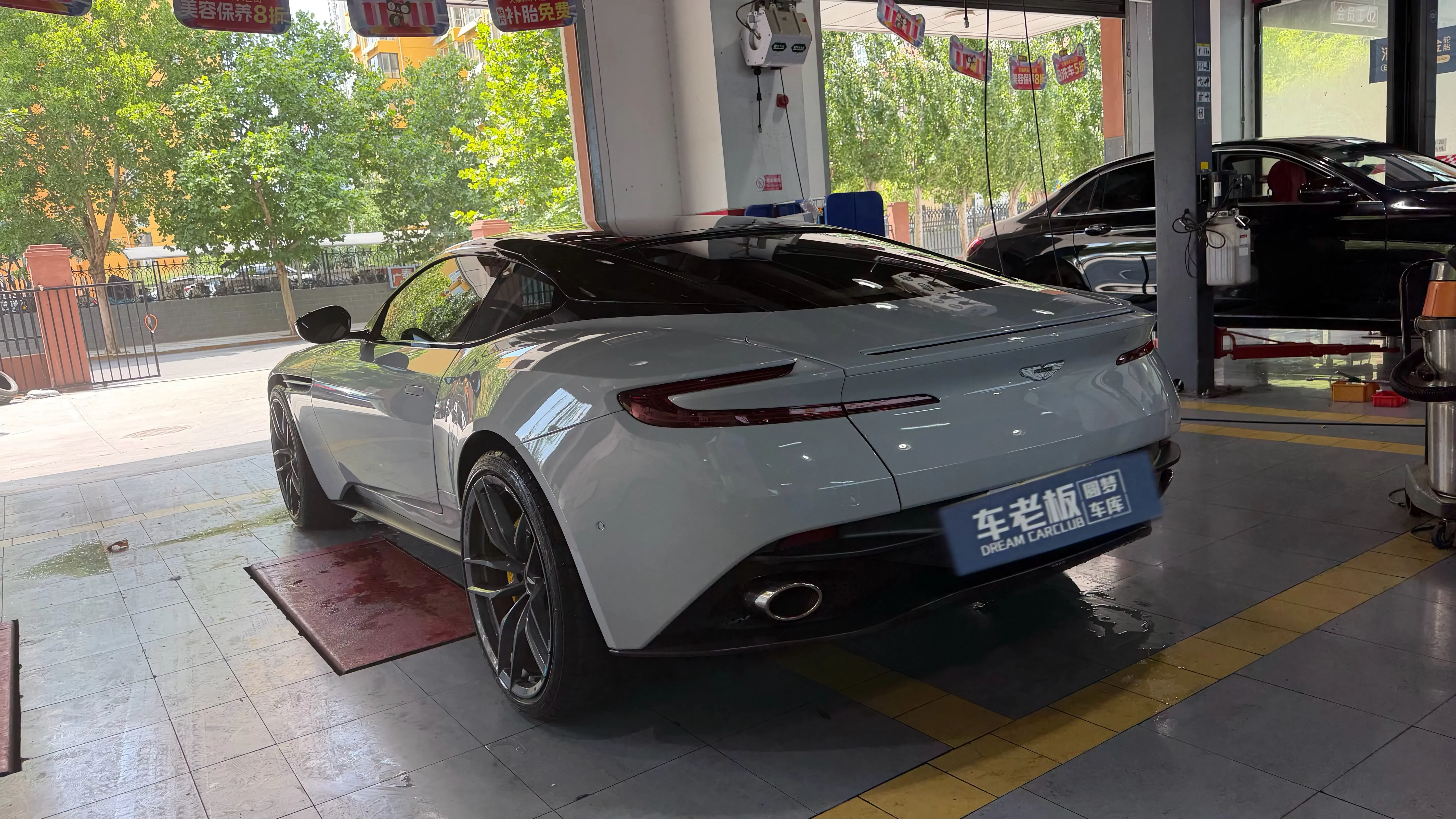 Aston Martin DB11