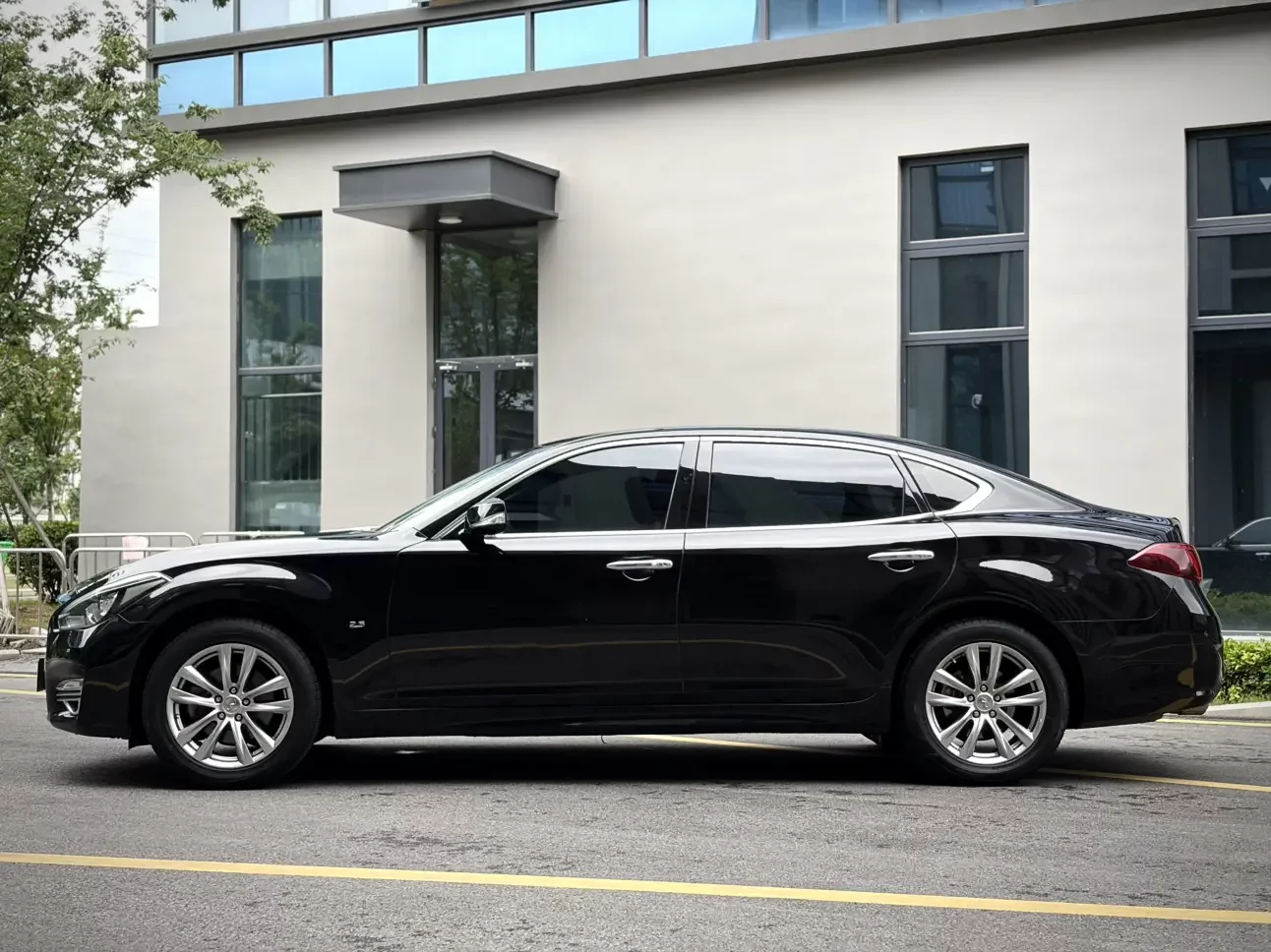 Infiniti Q70