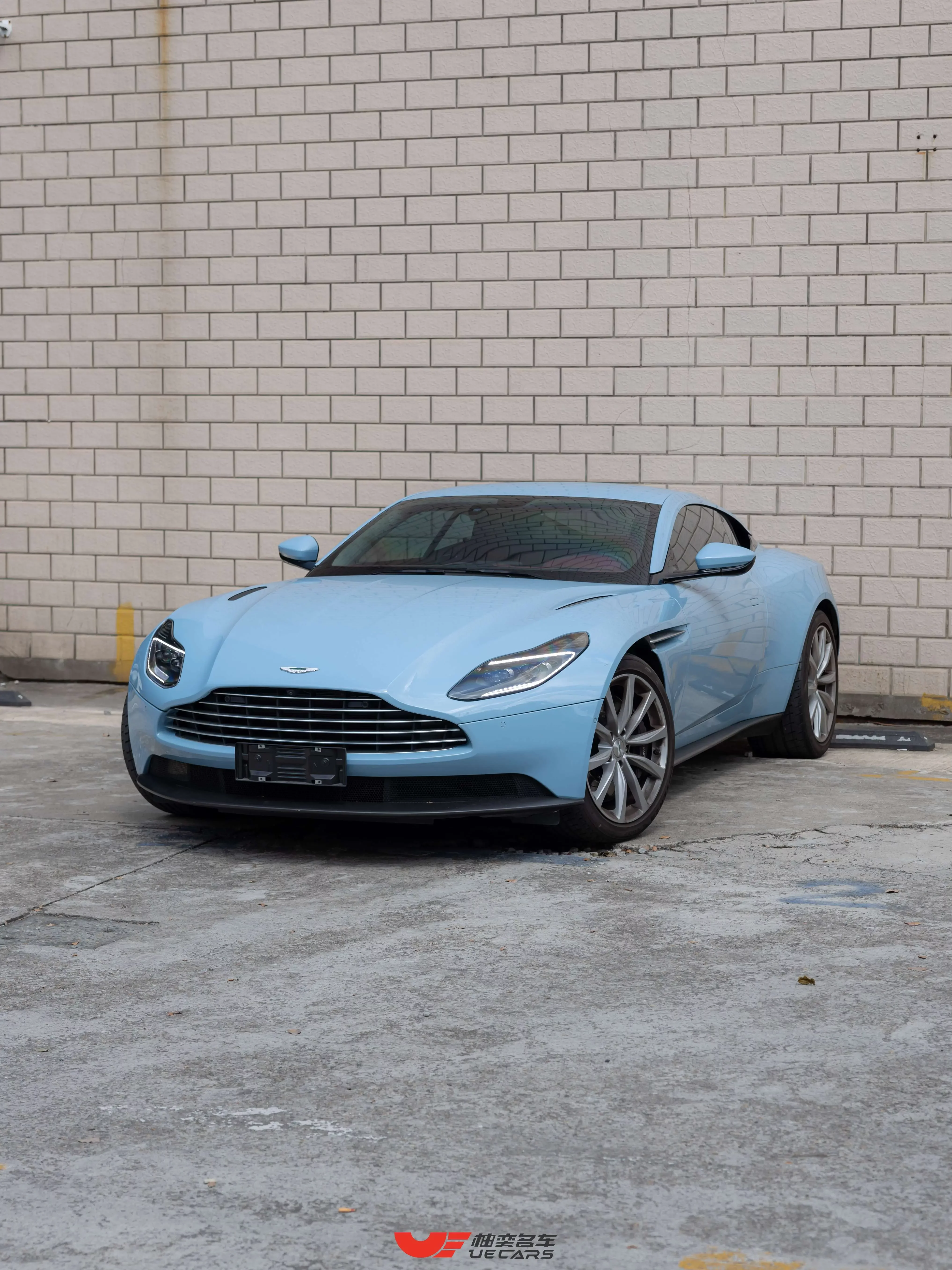 Aston Martin DB11