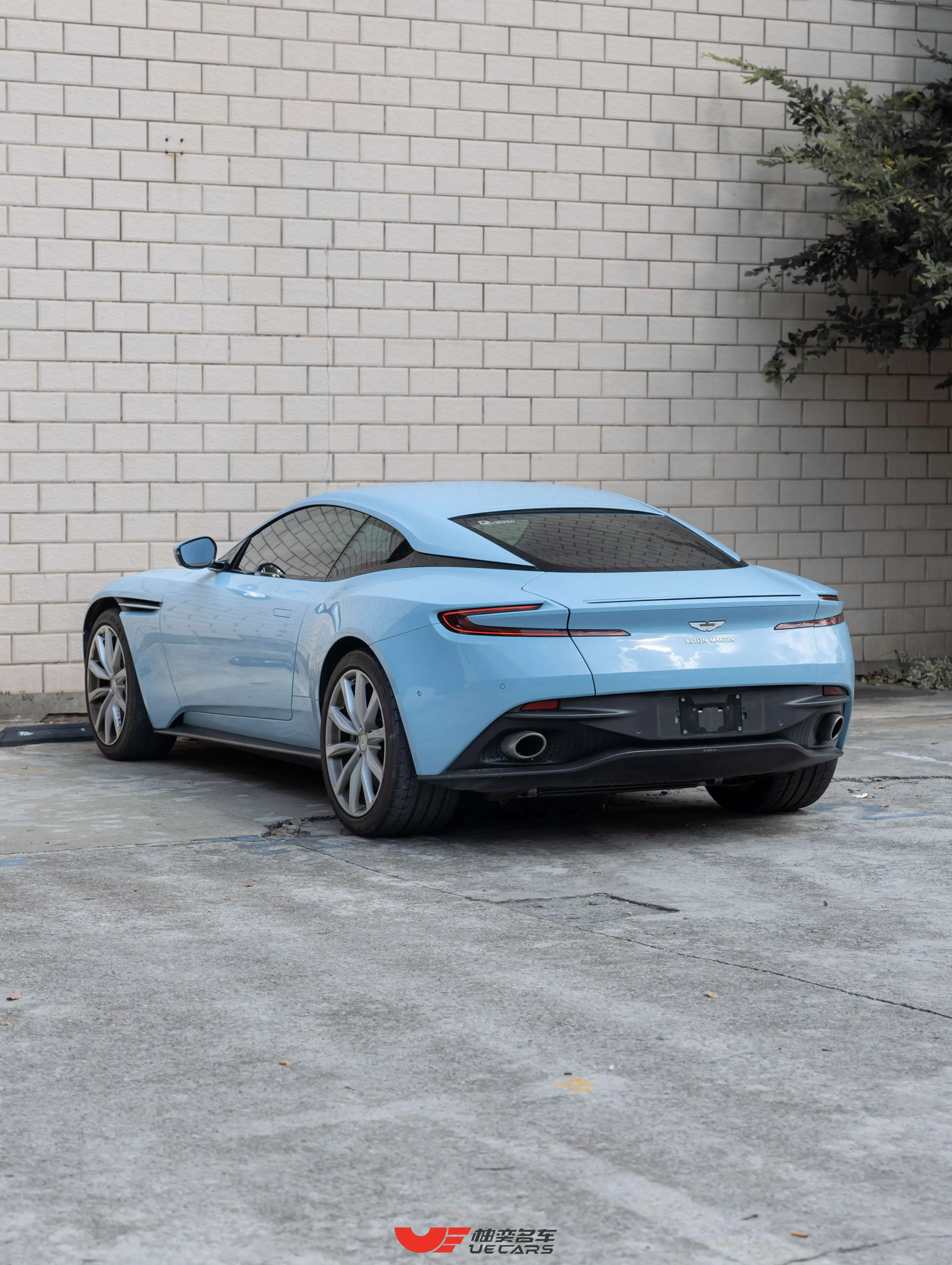 Aston Martin DB11