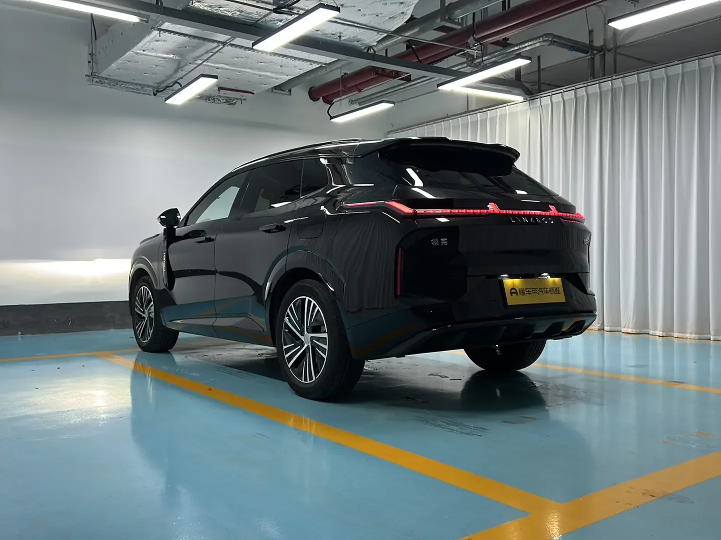 Lynk & Co 08 EM-P