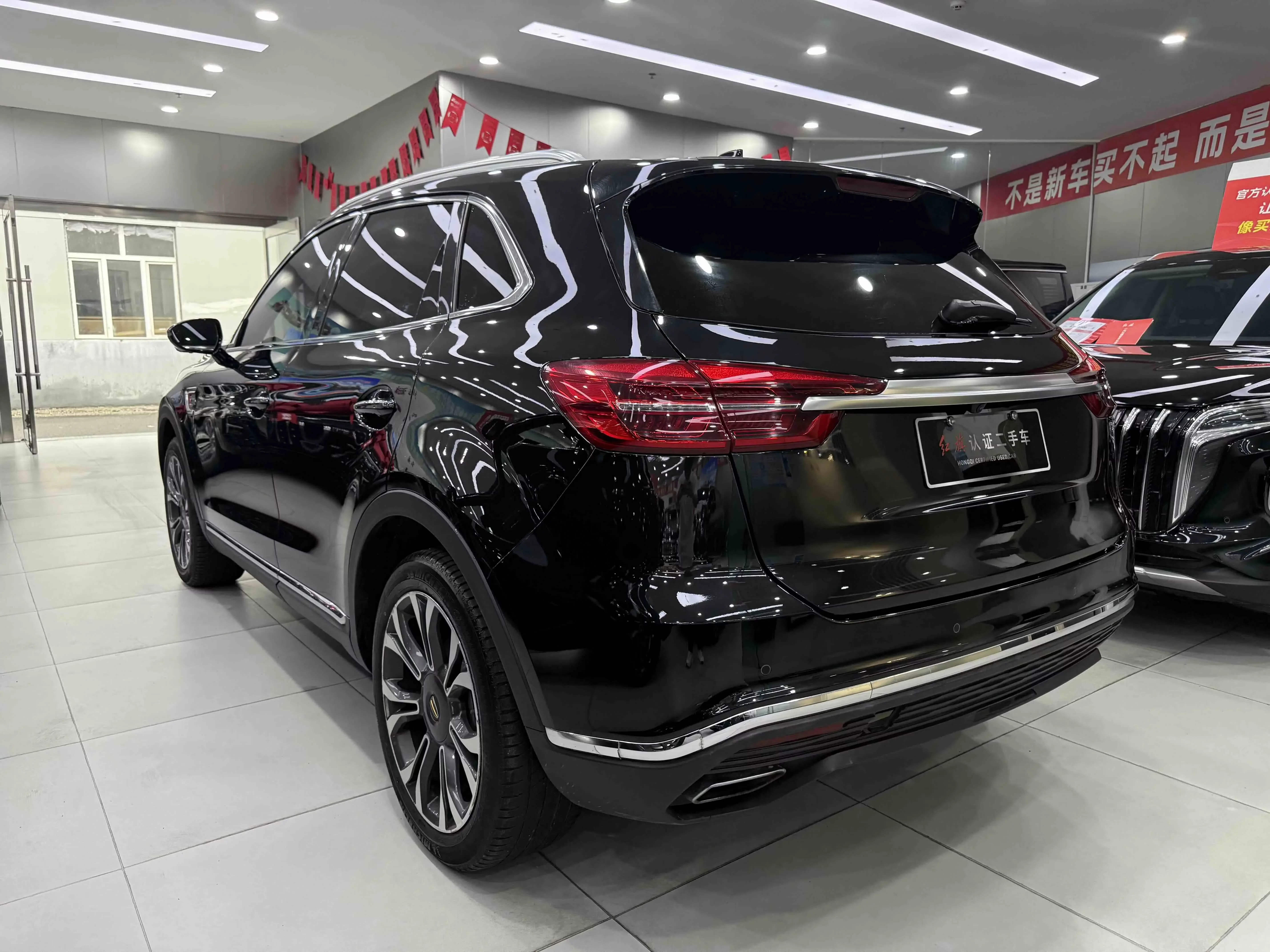 Hongqi HS5