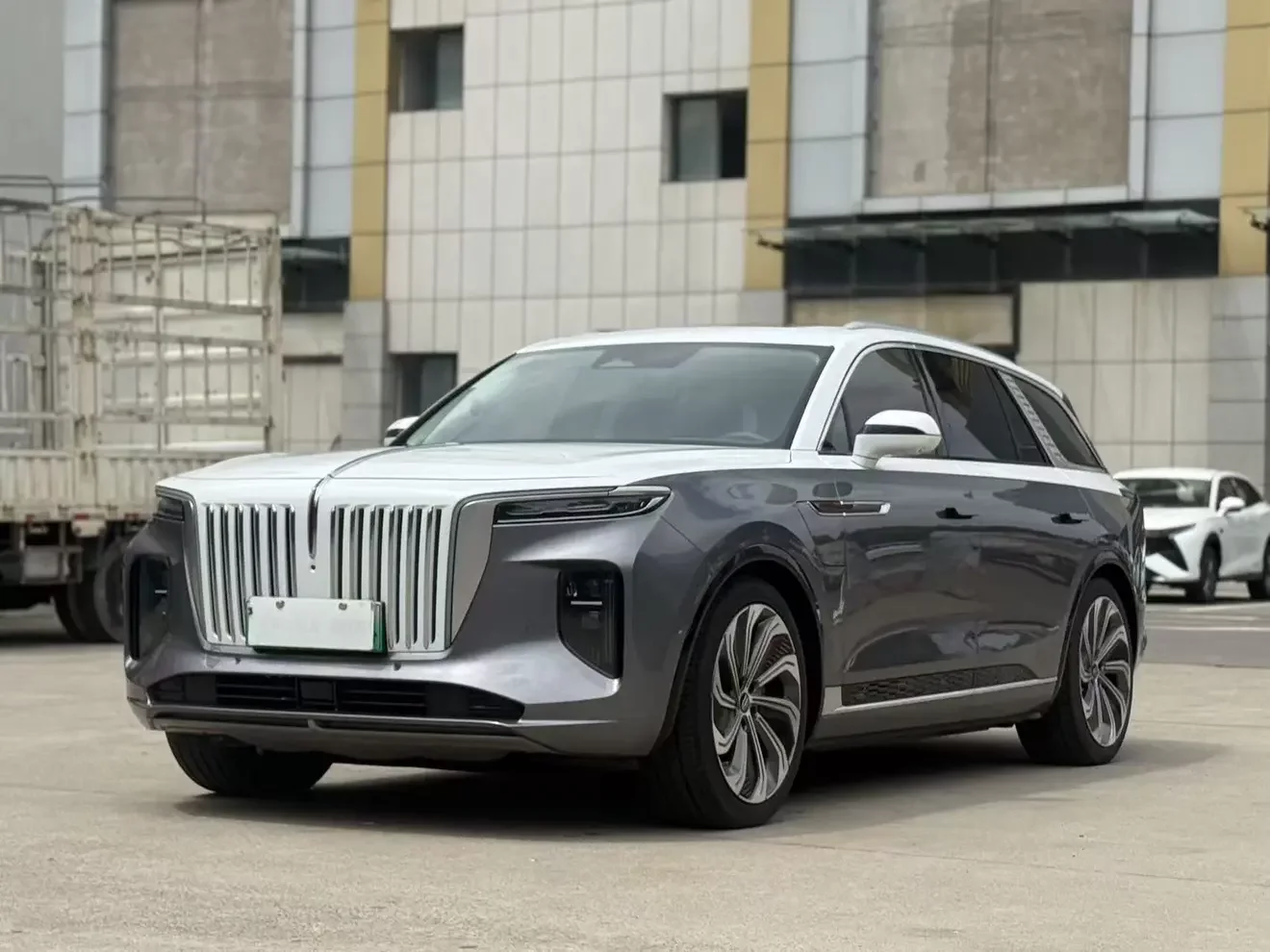 Hongqi E-HS9