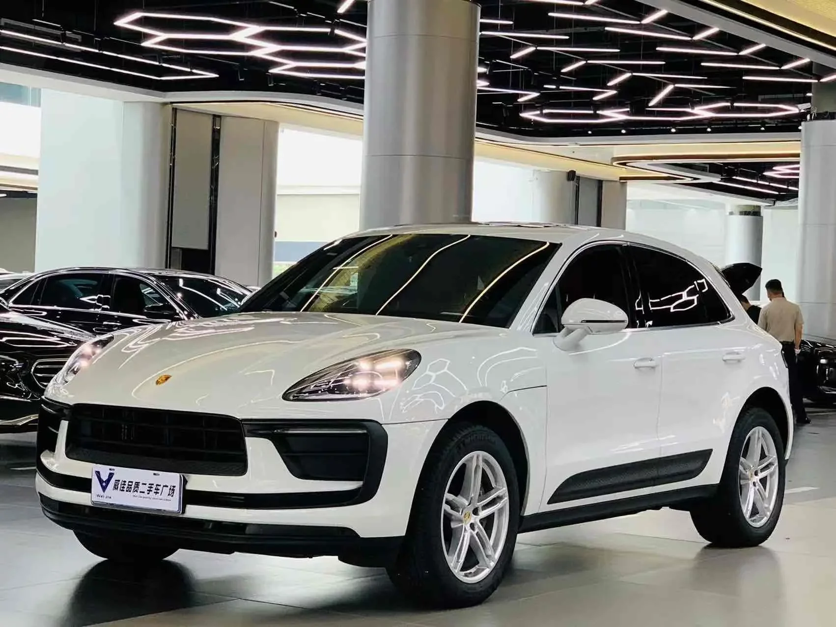 PORSCHE MACAN