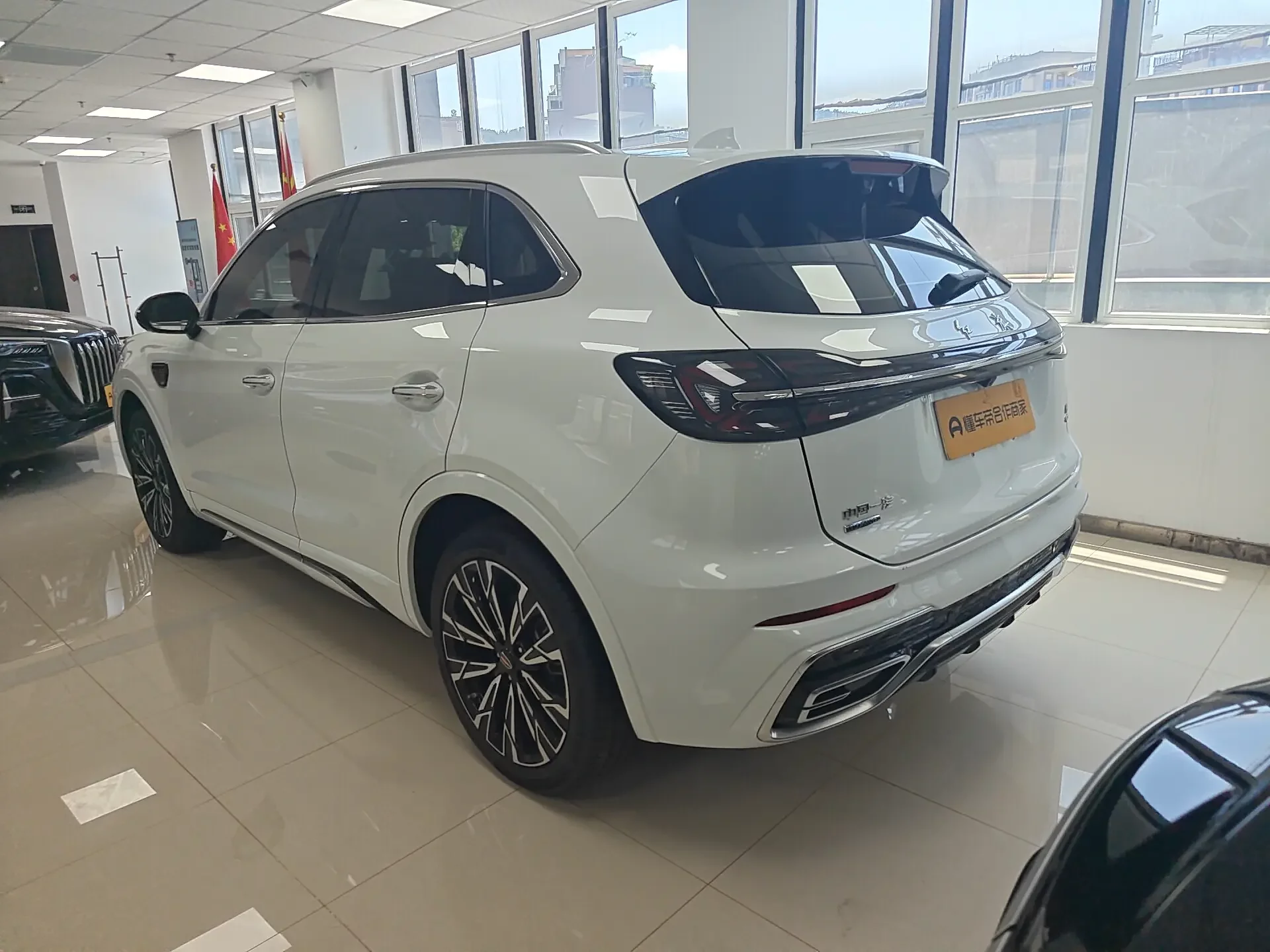 Hongqi HS5